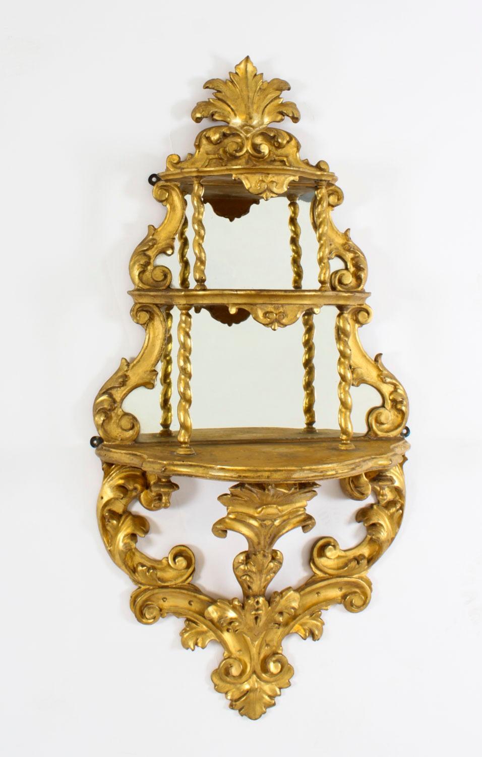 Legno dorato Coppia di mensole da parete a specchio rococò in legno dorato del XIX secolo in vendita
