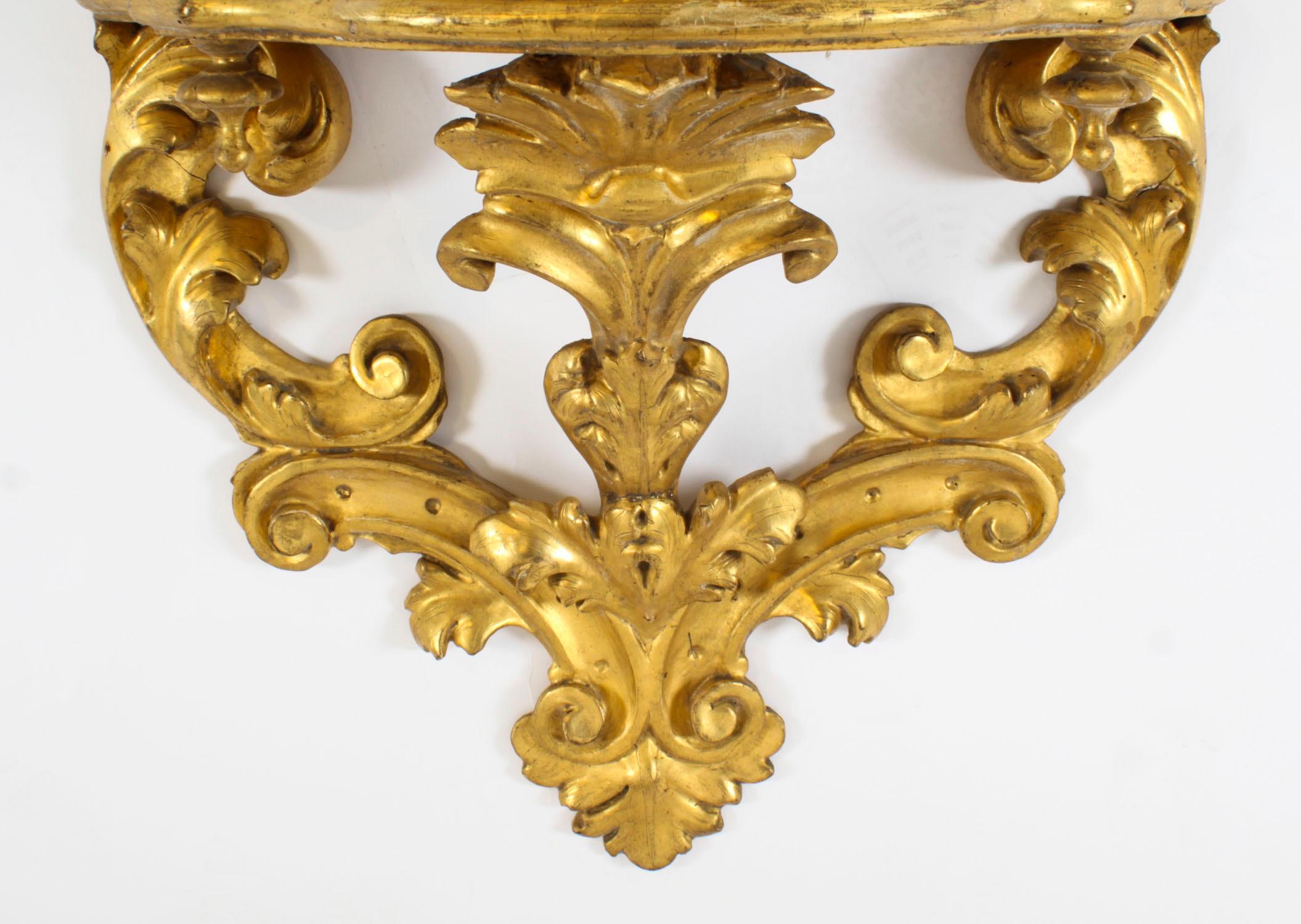 Coppia di mensole da parete a specchio rococò in legno dorato del XIX secolo in vendita 1