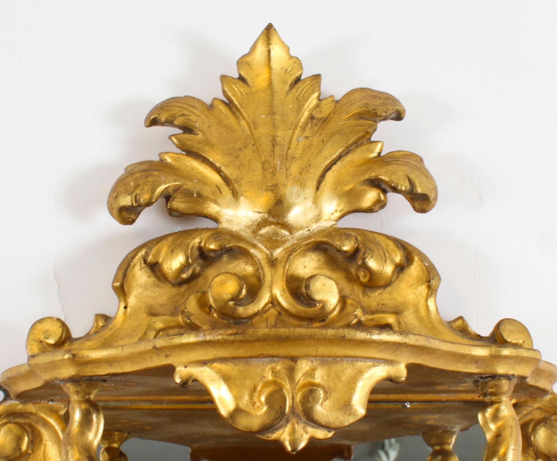 Coppia di mensole da parete a specchio rococò in legno dorato del XIX secolo in vendita 2