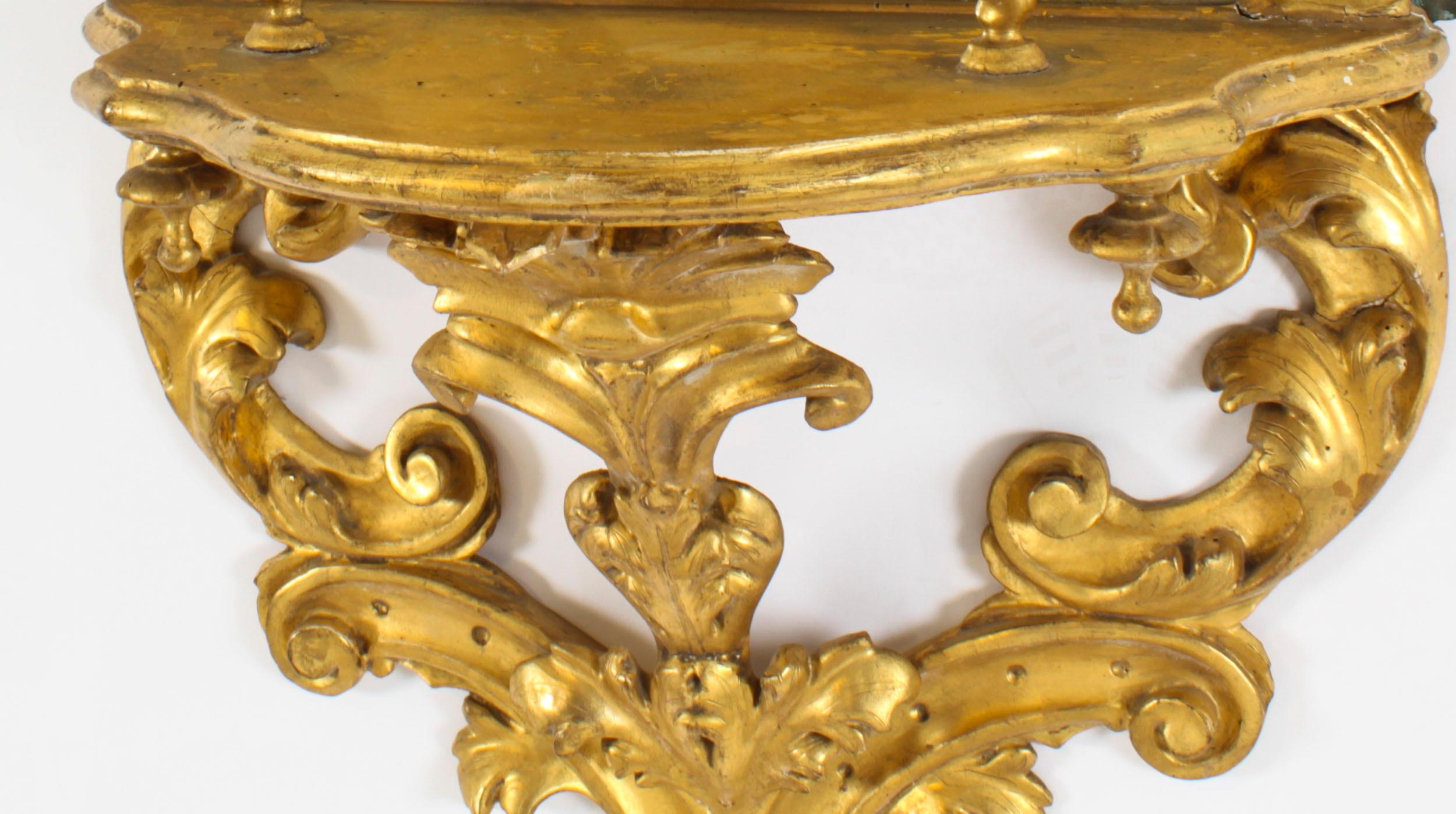 Coppia di mensole da parete a specchio rococò in legno dorato del XIX secolo in vendita 3