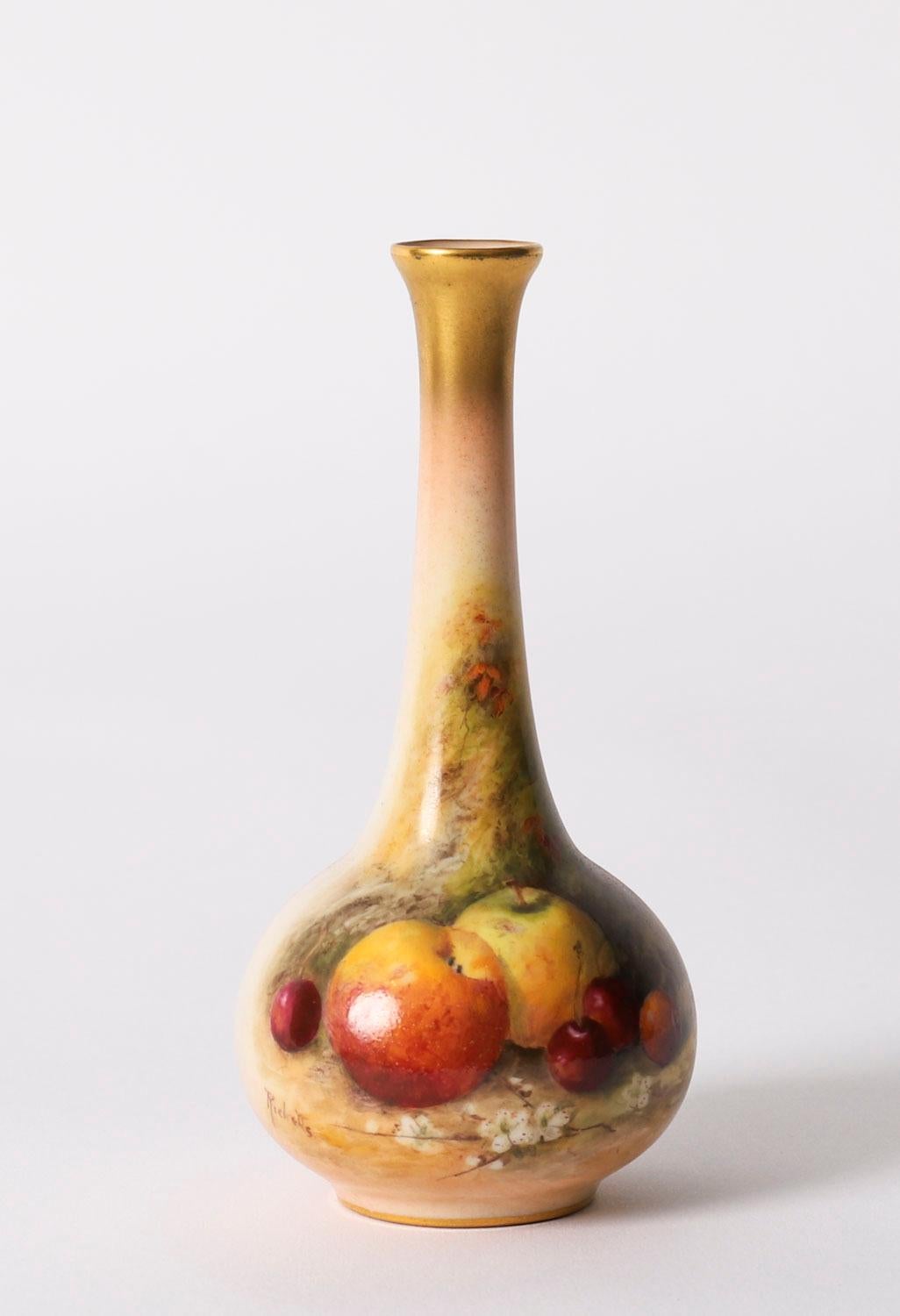 Coppia di vasi in porcellana di Royal Worcester, firmati da William Ricketts con data del 1924 e marchi stampati color porpora.

Hanno la forma di una bottiglia con collo svasato, dipinta con nature morte di frutta all'interno di bordi dorati, forma