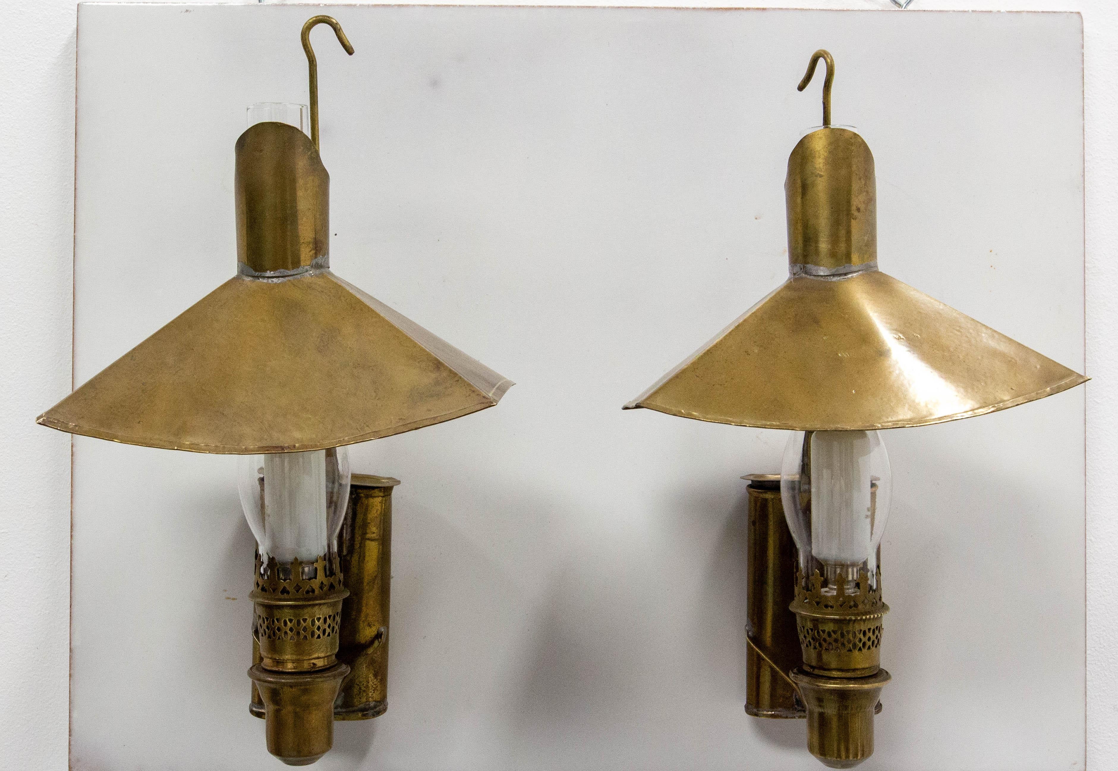 French light lanterns pair wall sconces iron and brass.
Behind each wall light their is a an oil tank.
It was transformed into electric lamps in the beginning of the 20th century.
Very characterful 
Good condition

Shipping: 
84 / 31 / 33 cm 1.3 kg.