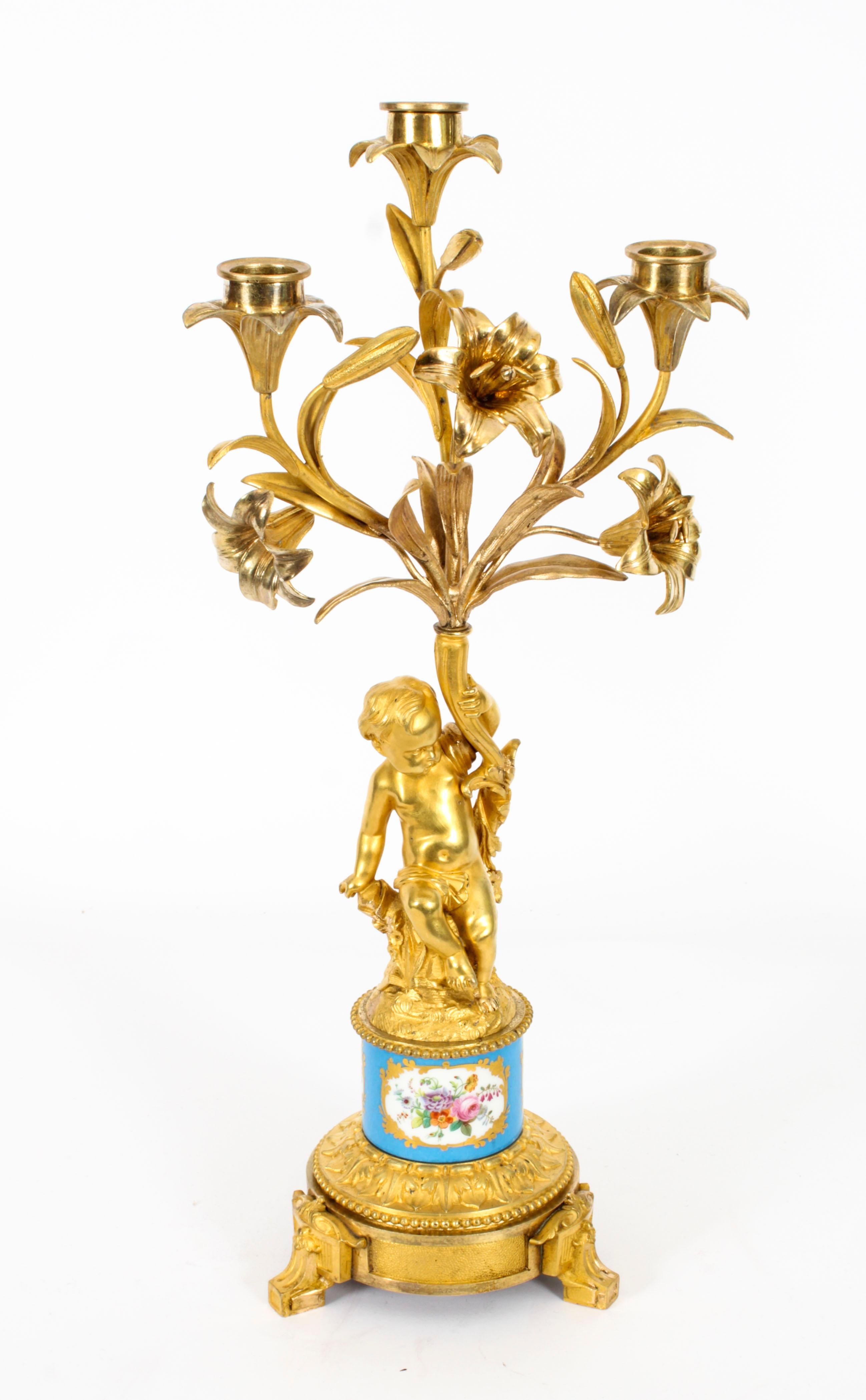 Français Paire de chandeliers anciens en porcelaine et bronze doré de Sèvres Bleu Celeste, 19e C. en vente