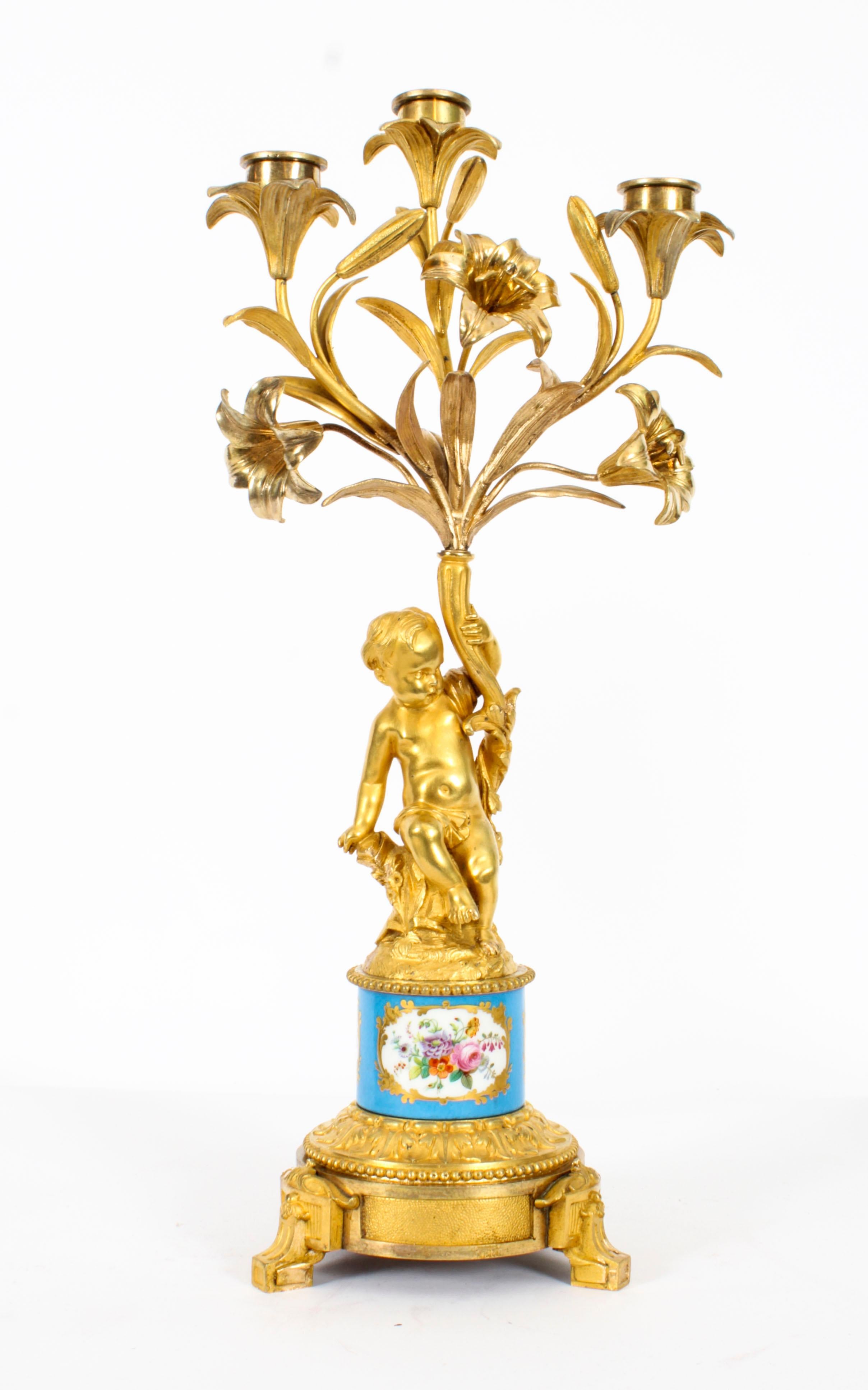 Paire de chandeliers anciens en porcelaine et bronze doré de Sèvres Bleu Celeste, 19e C. Bon état - En vente à London, GB