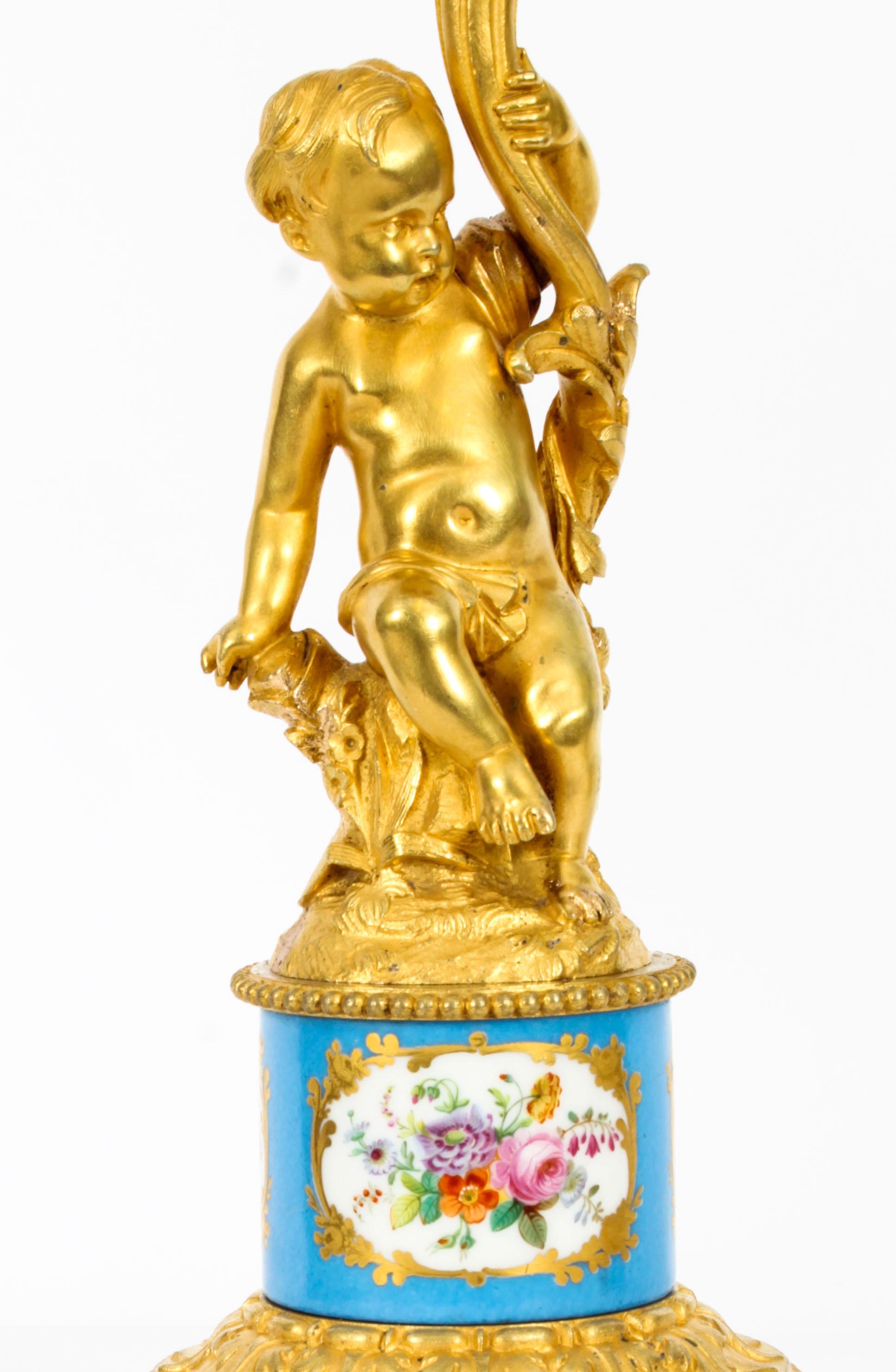 Milieu du XIXe siècle Paire de chandeliers anciens en porcelaine et bronze doré de Sèvres Bleu Celeste, 19e C. en vente