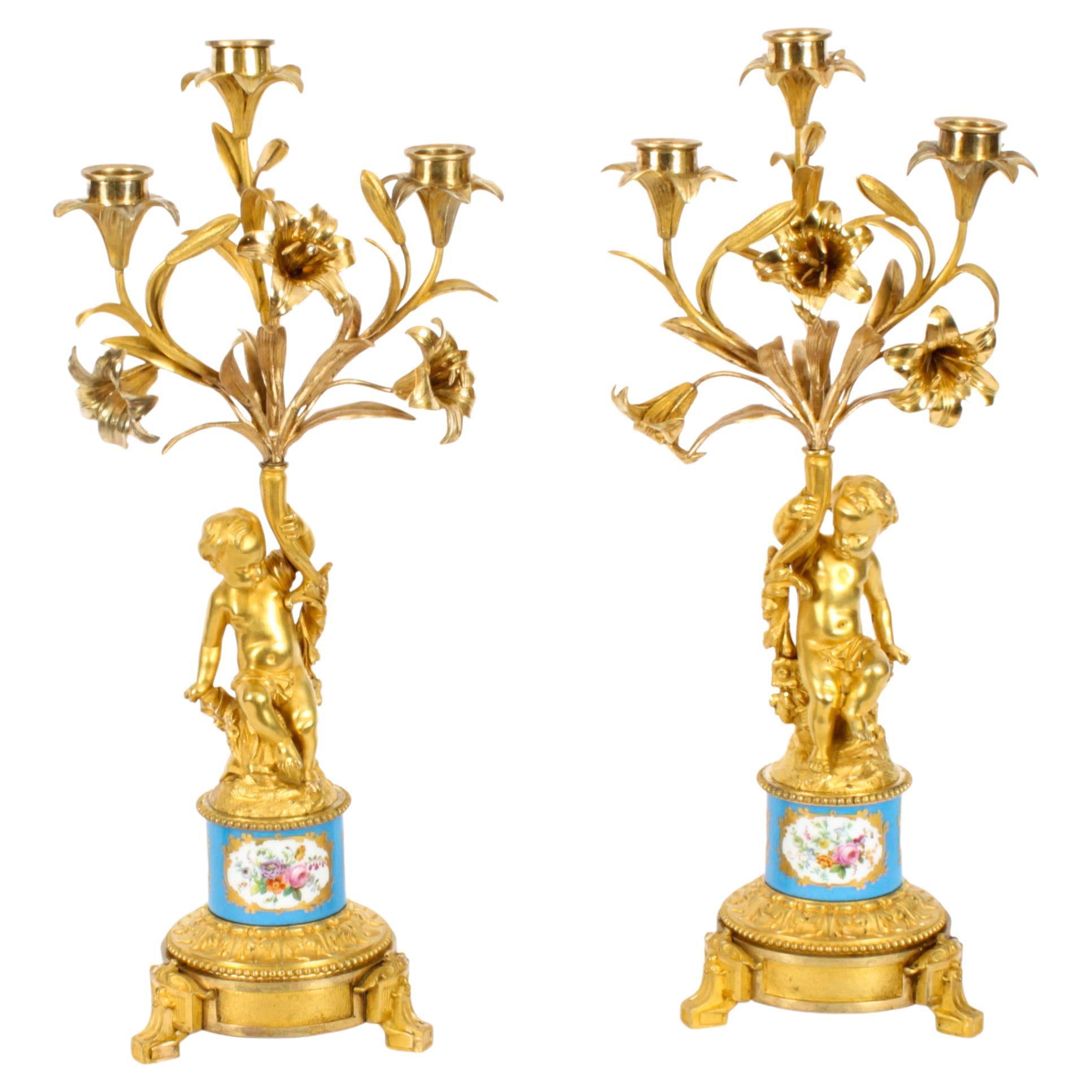 Paire de chandeliers anciens en porcelaine et bronze doré de Sèvres Bleu Celeste, 19e C. en vente