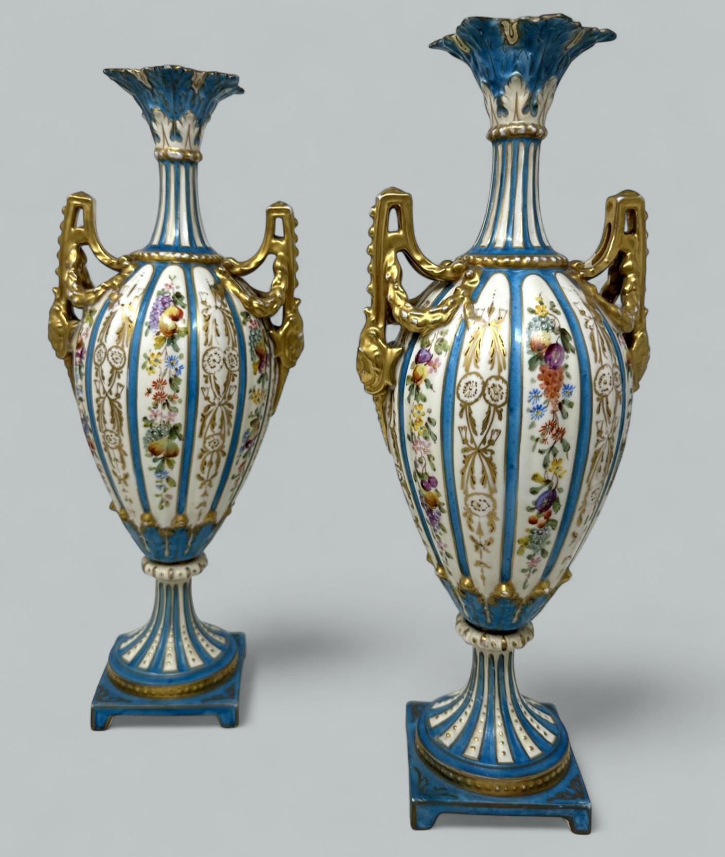 Eine sehr stilvolle deutsche Royal Rudolstadt Hand gemalt Twin Handle Deckel Porzellanvase von eiförmigen Umriss und beeindruckende Proportionen, letzten Viertel des neunzehnten Jahrhunderts. 

Der gelappte Korpus mit stark vergoldeten Maskengriffen