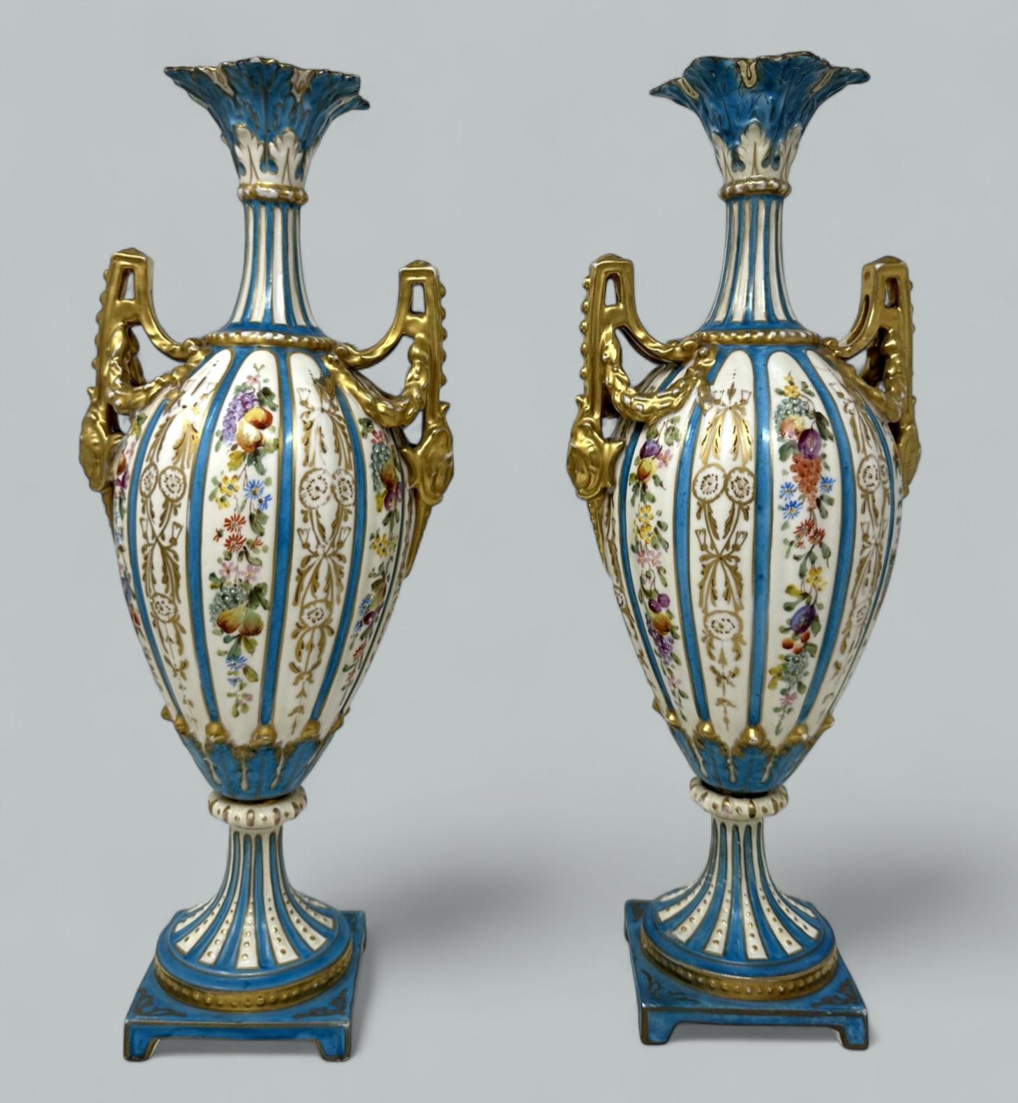 Antike Paar Sèvres Stil Deutsch Rudolstadt Hand gemalt Vasen Urnen 19C Macys (Spätviktorianisch) im Angebot
