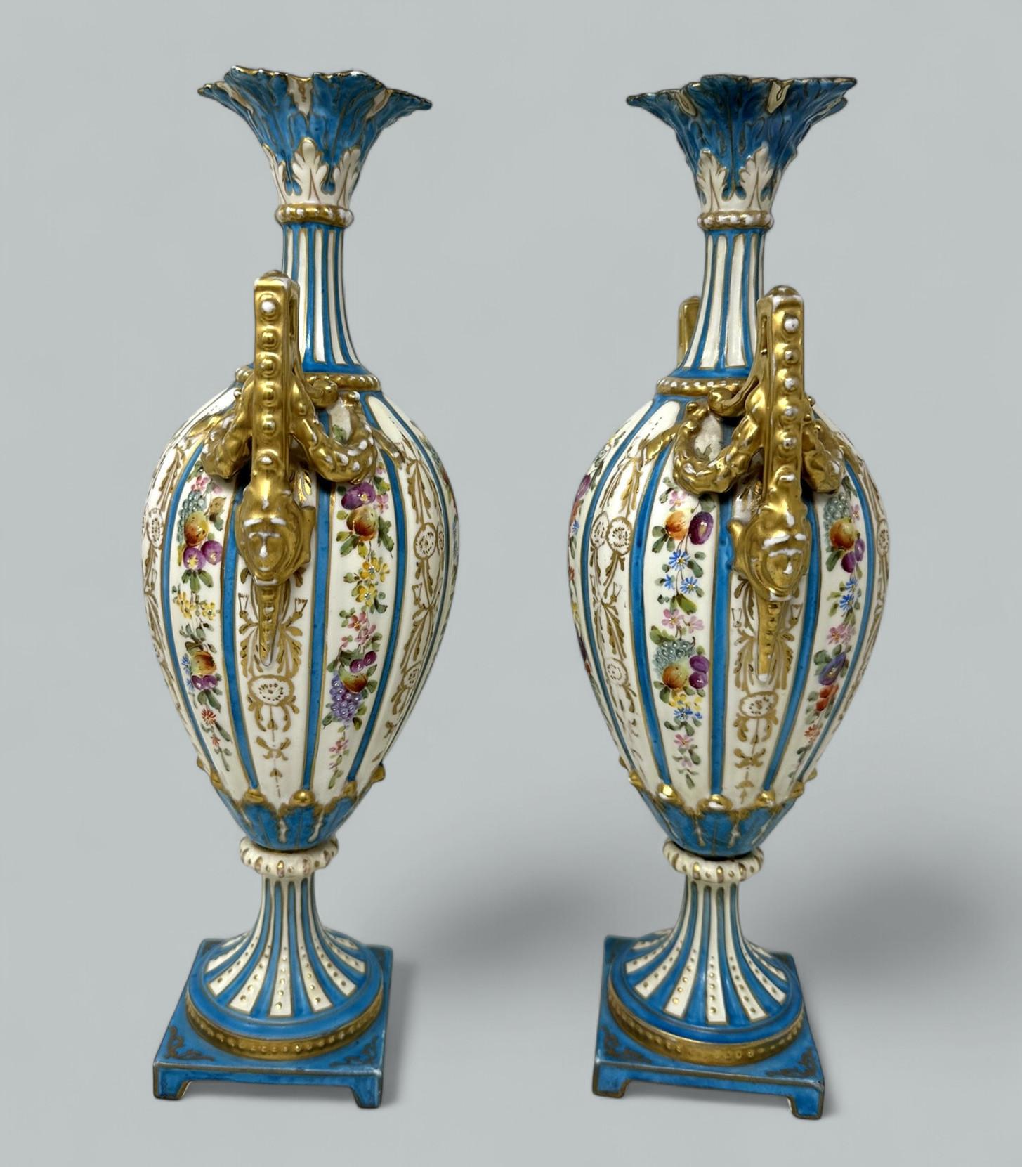 Antike Paar Sèvres Stil Deutsch Rudolstadt Hand gemalt Vasen Urnen 19C Macys im Zustand „Gut“ im Angebot in Dublin, Ireland