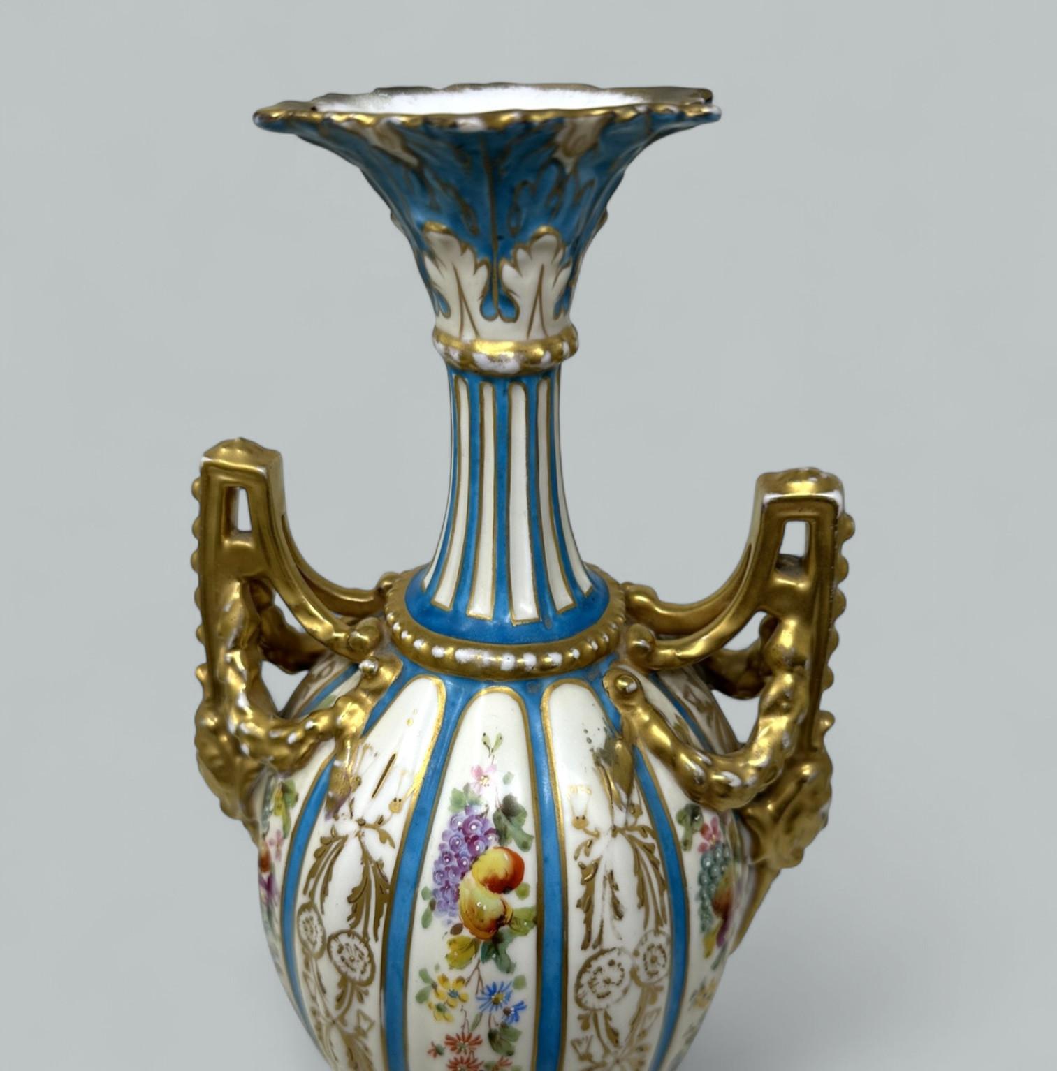 Antike Paar Sèvres Stil Deutsch Rudolstadt Hand gemalt Vasen Urnen 19C Macys (19. Jahrhundert) im Angebot
