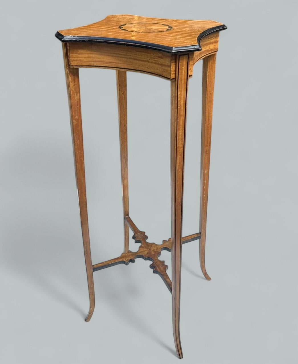 Antique Pair Sheraton Revival Edwardian Inlaid Satinwood Wine Tables Torcheres In Good Condition For Sale In Dublin, Ireland
