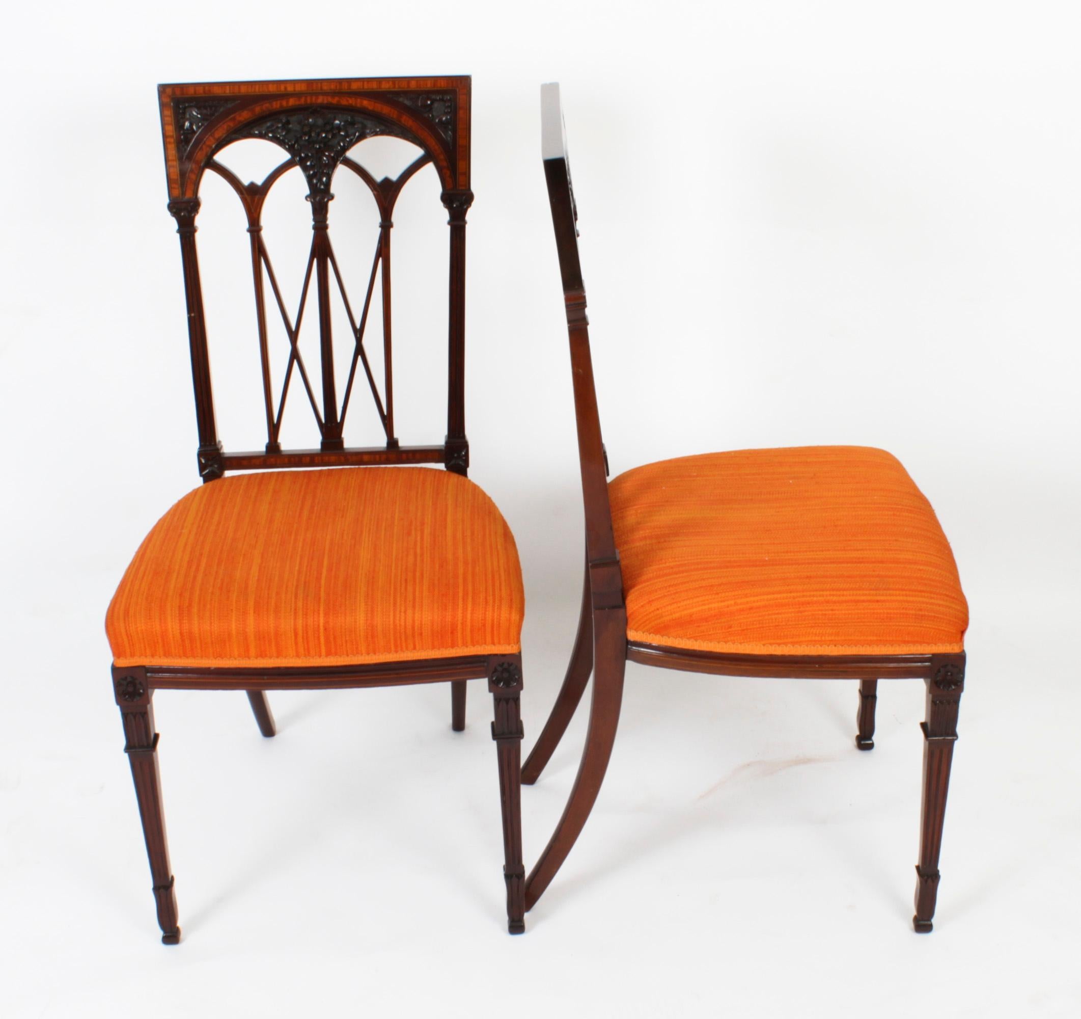 Ein hervorragendes und auffälliges Paar Stühle aus Mahagoni und Satinholz im Sheraton-Stil, datiert um 1900.

Die Stühle mit hoher Rückenlehne sind mit Satinholzbändern mit Buchsbaum- und Ebenholzintarsien sowie einer wunderschönen blattgeschnitzten