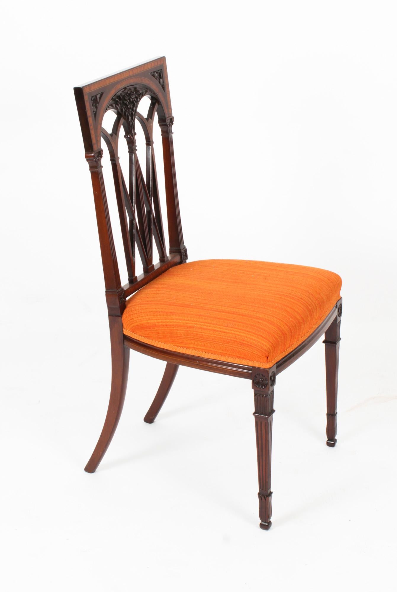 Paire de chaises d'appoint anciennes de style néo-historique Sheraton, début du XXe siècle Bon état - En vente à London, GB