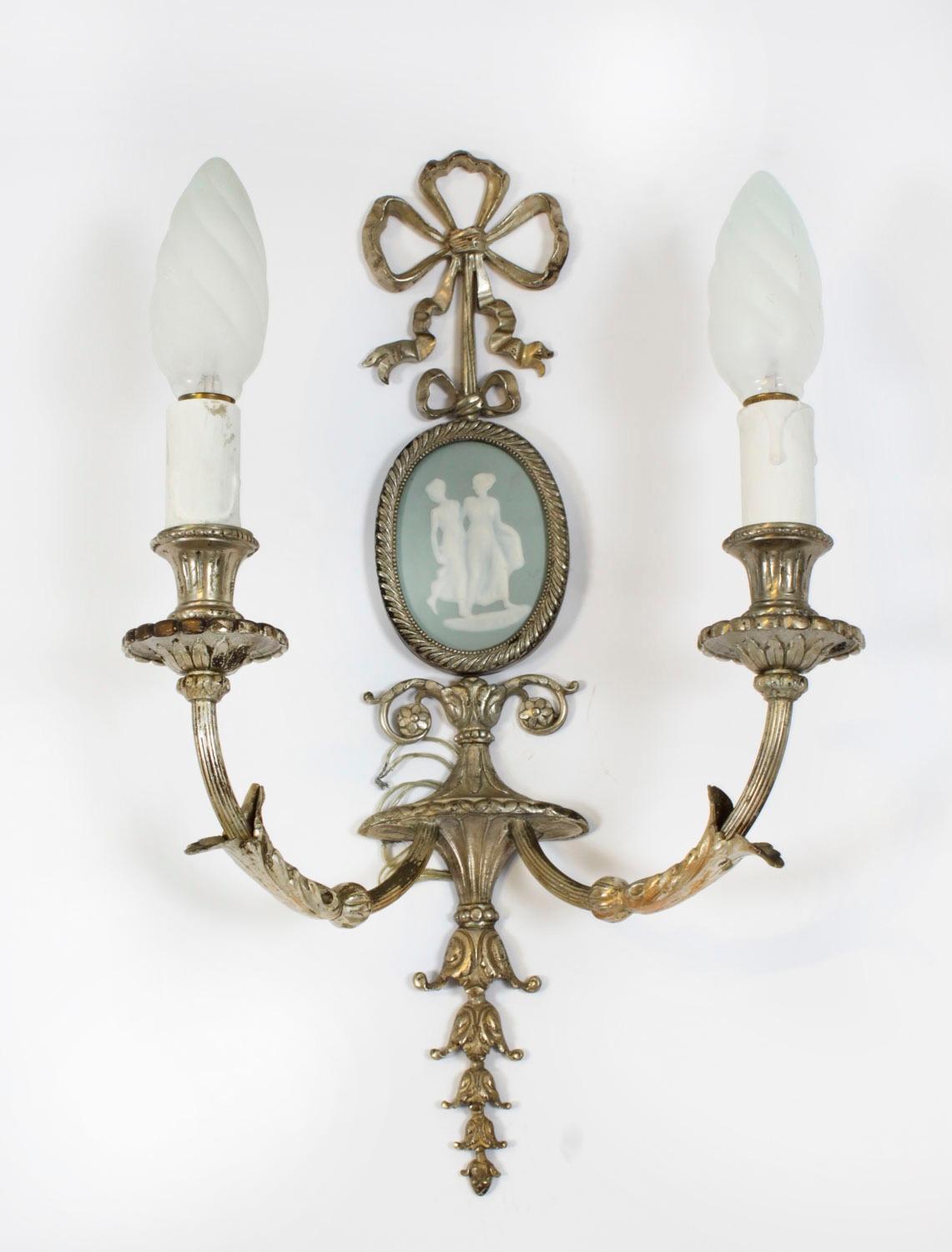 Paire d'appliques murales à deux branches en métal argenté de Jasperware, 19e siècle. Bon état - En vente à London, GB
