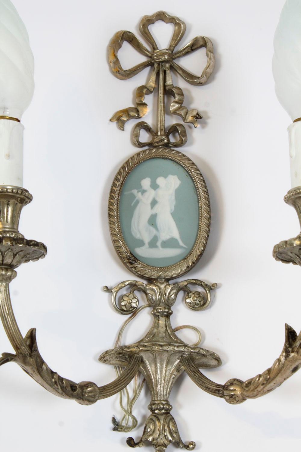 Début du 20ème siècle Paire d'appliques murales à deux branches en métal argenté de Jasperware, 19e siècle. en vente