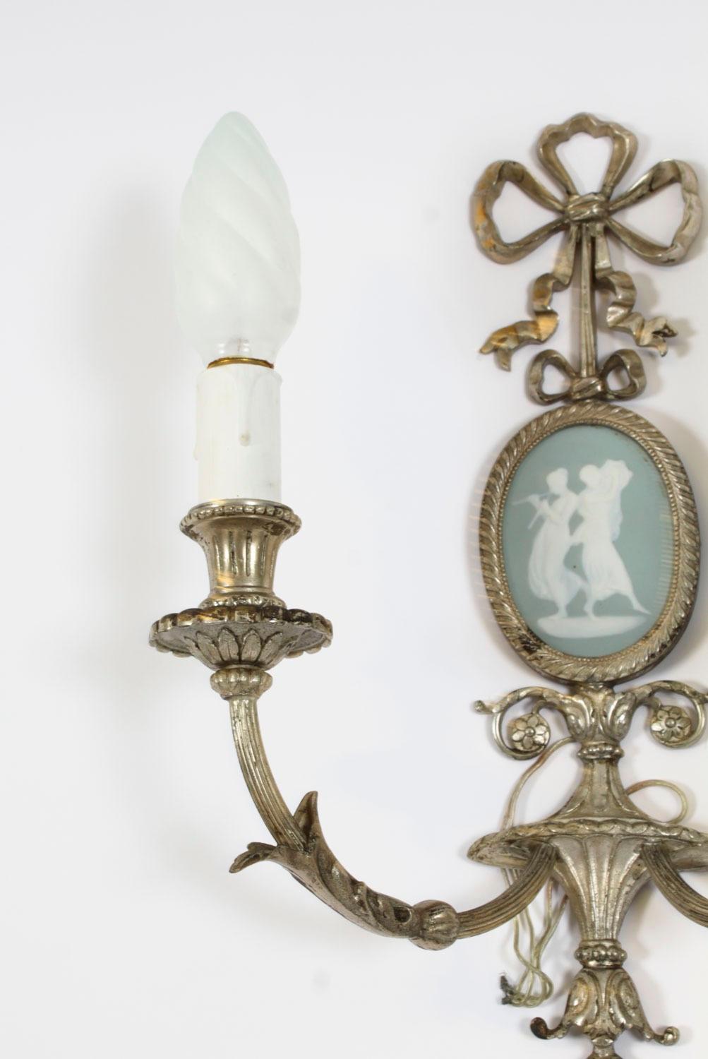 Argent Paire d'appliques murales à deux branches en métal argenté de Jasperware, 19e siècle. en vente
