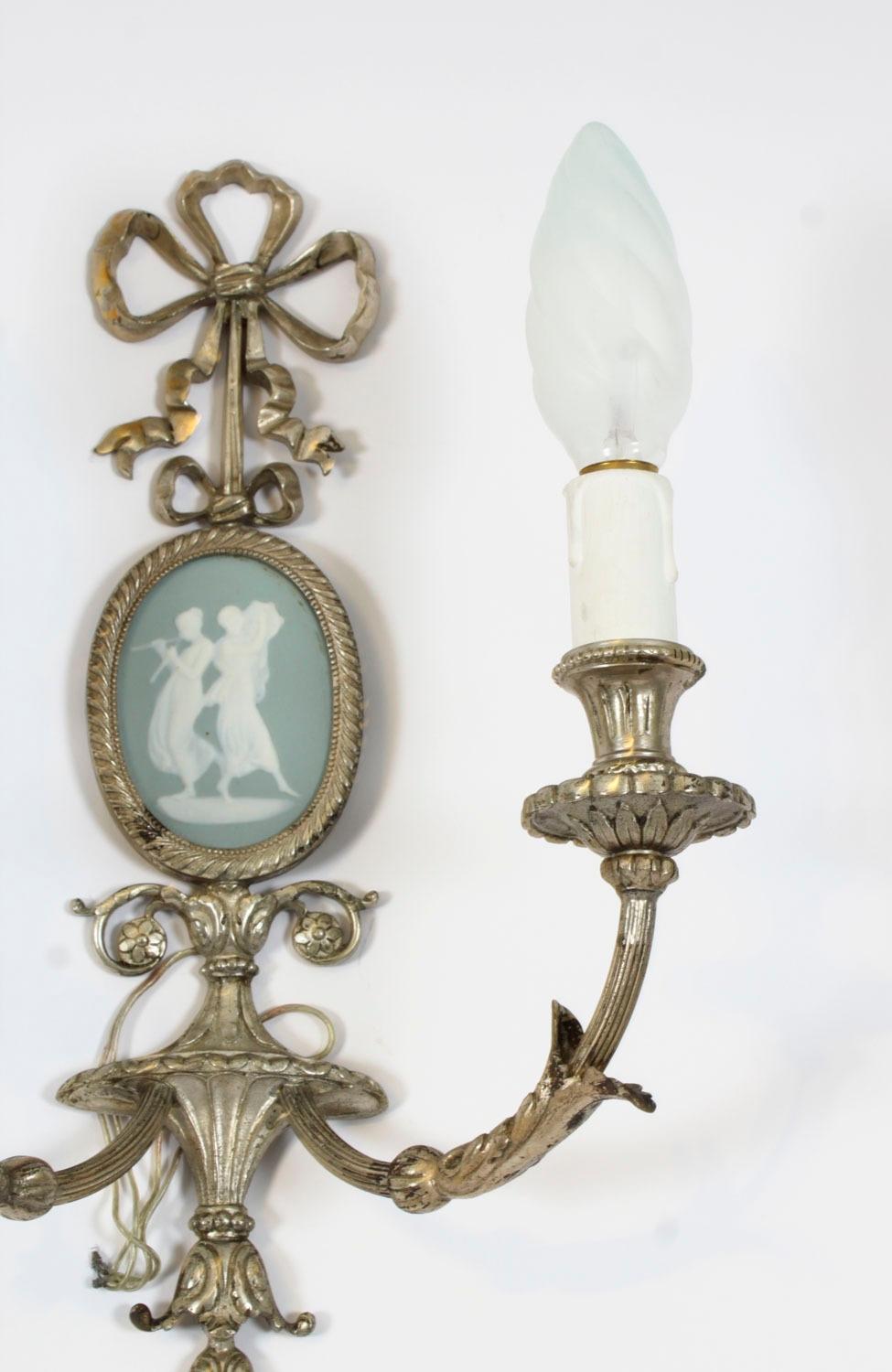 Paire d'appliques murales à deux branches en métal argenté de Jasperware, 19e siècle. en vente 1