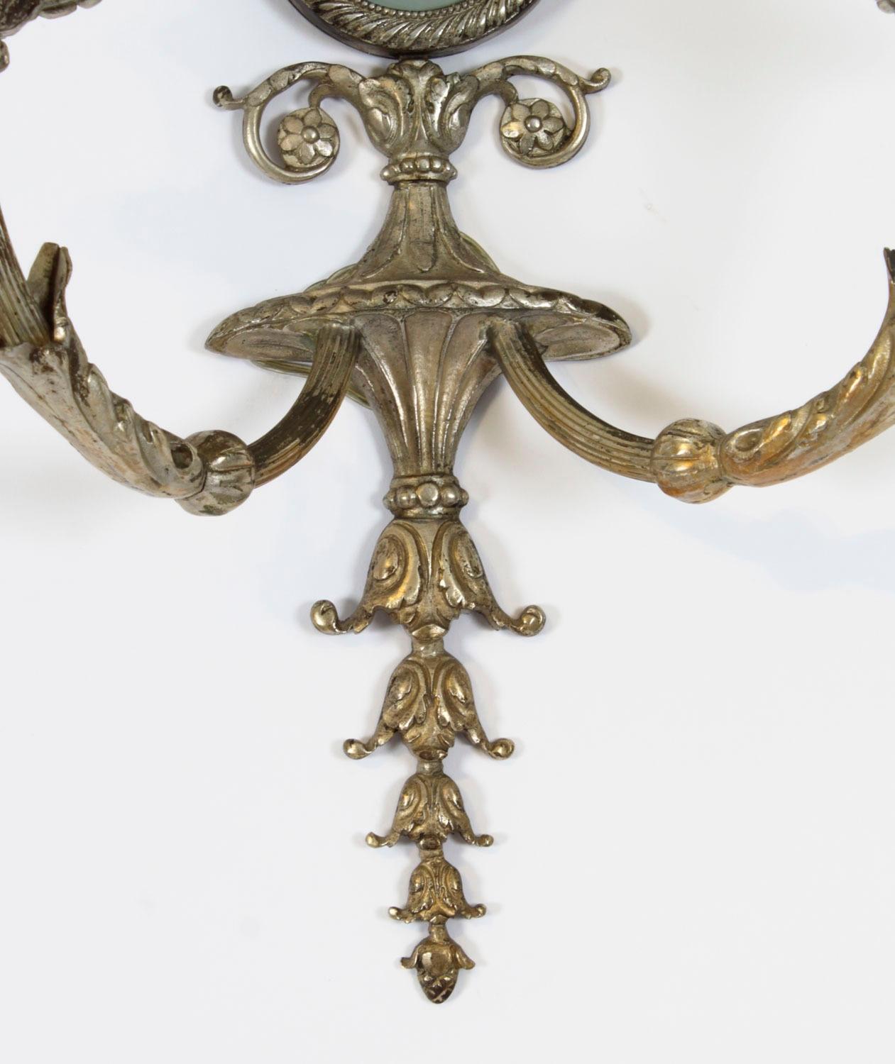 Paire d'appliques murales à deux branches en métal argenté de Jasperware, 19e siècle. en vente 2