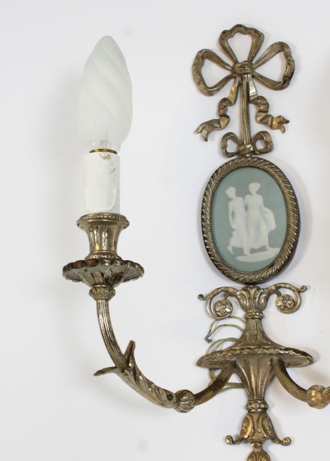 Paire d'appliques murales à deux branches en métal argenté de Jasperware, 19e siècle. en vente 3