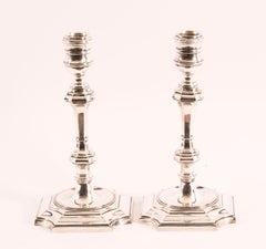 Coppia di candelieri antichi placcati in argento di Elkinton & Co del XX secolo