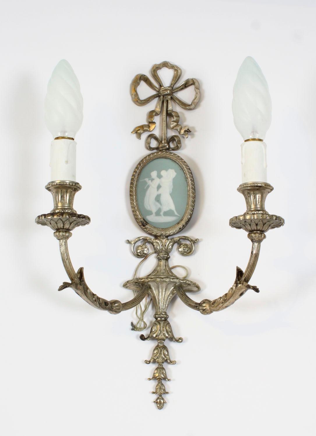 Coppia antica di applique a due rami in diaspro placcato argento In condizioni buone in vendita a London, GB