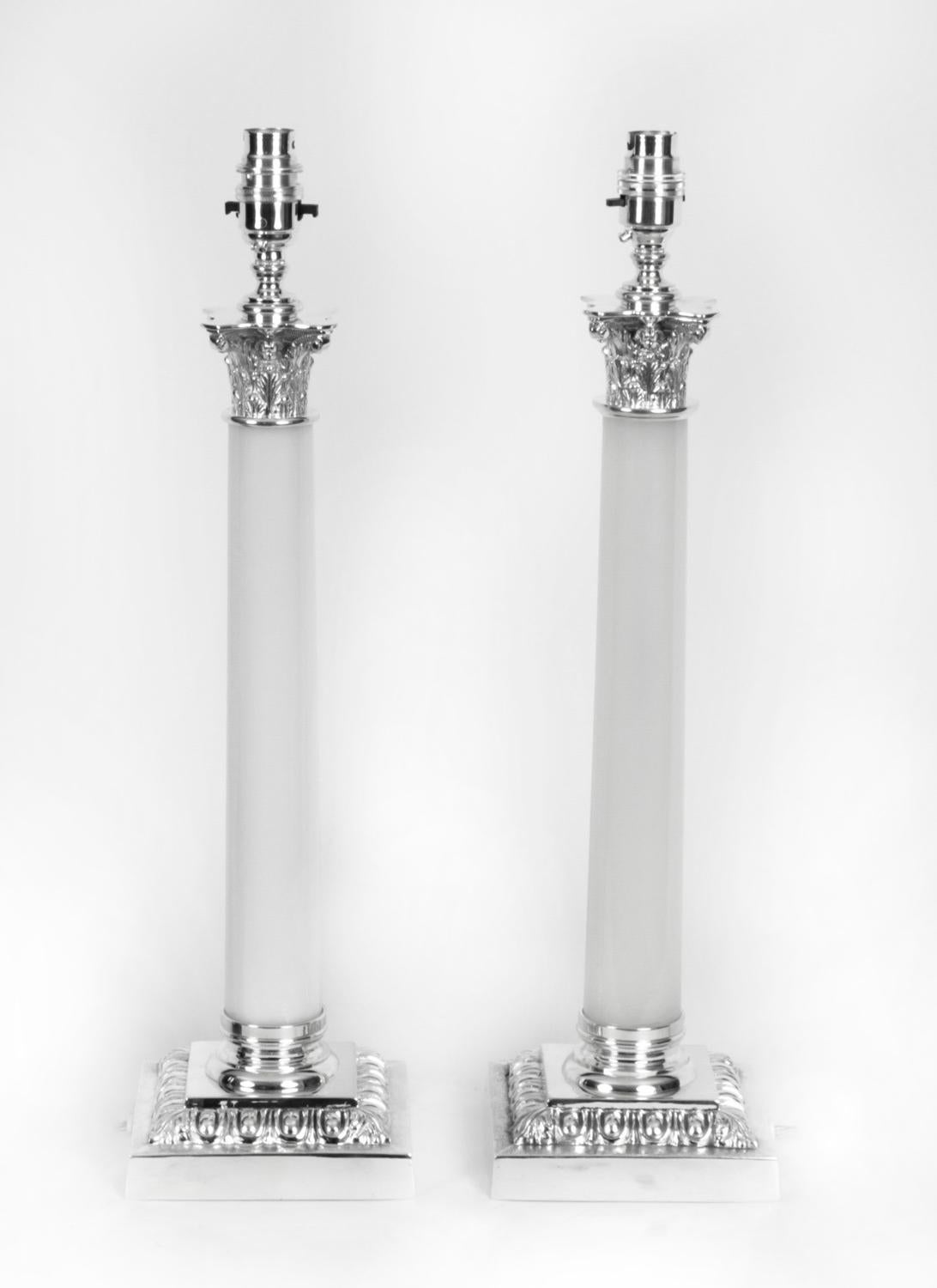 Paire de lampes de bureau corinthiennes anciennes en verre opalin plaqué argent 20ème siècle en vente 11