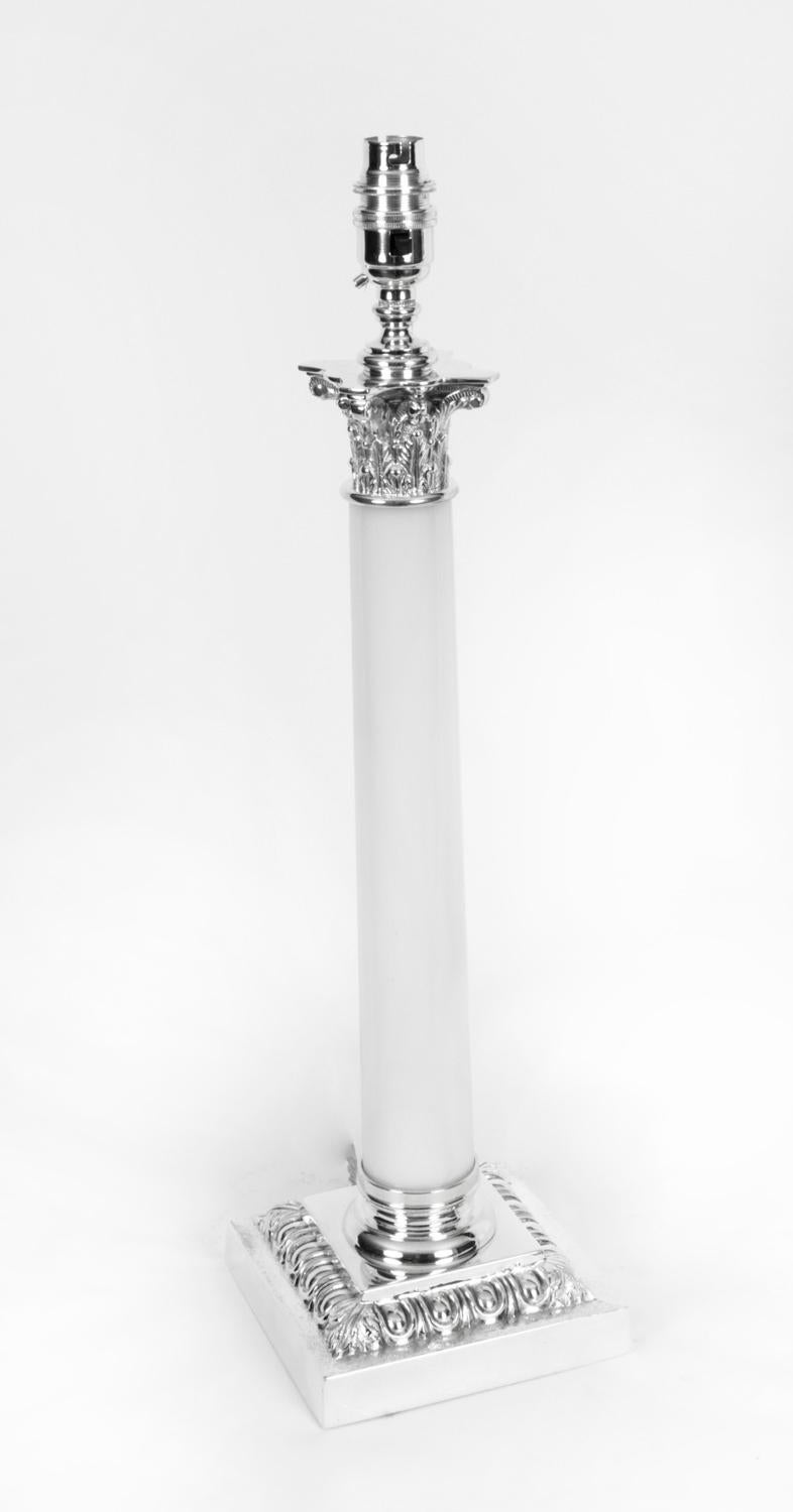 Paire de lampes de bureau corinthiennes anciennes en verre opalin plaqué argent 20ème siècle Bon état - En vente à London, GB