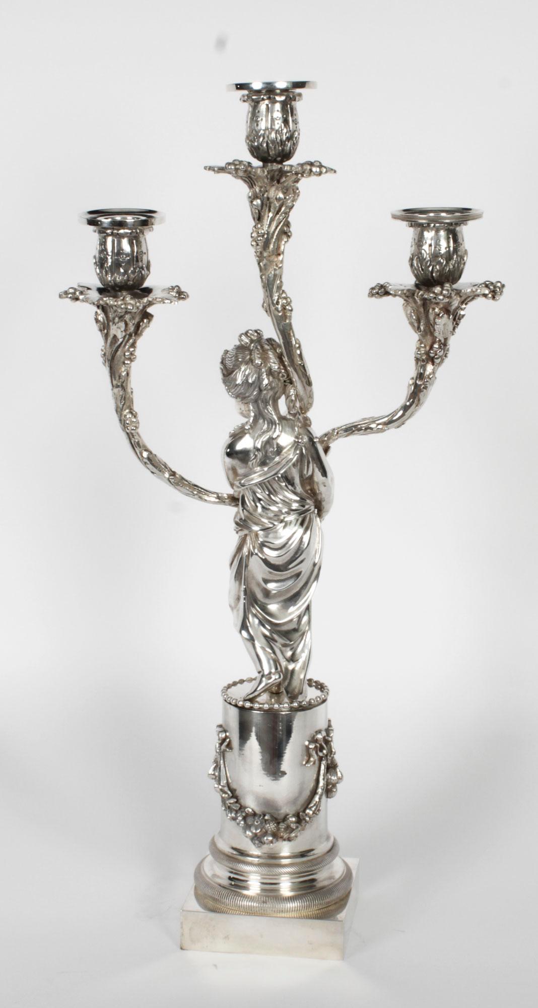 Coppia antica di candelabri a tre luci con figure di cherubini placcati in argento del XIX secolo in vendita 4