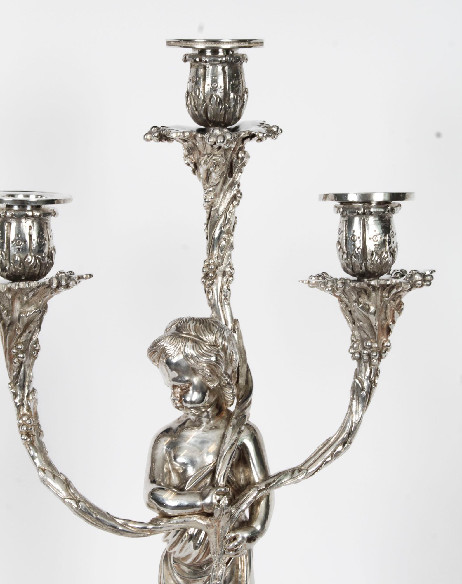 Coppia antica di candelabri a tre luci con figure di cherubini placcati in argento del XIX secolo in vendita 5
