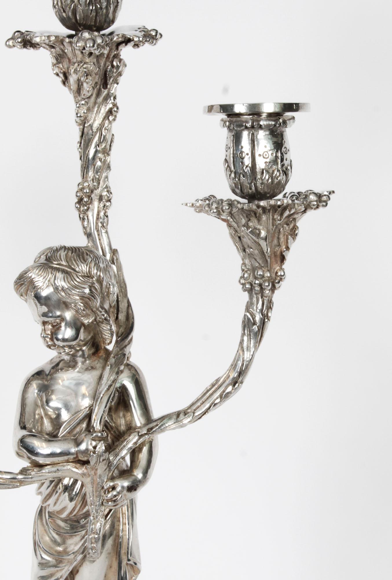 Coppia antica di candelabri a tre luci con figure di cherubini placcati in argento del XIX secolo in vendita 6