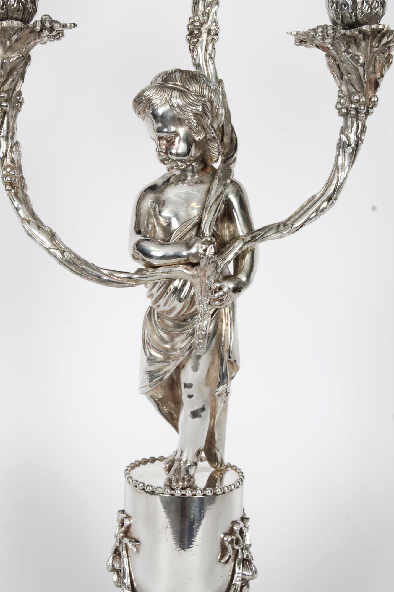 Coppia antica di candelabri a tre luci con figure di cherubini placcati in argento del XIX secolo in vendita 7