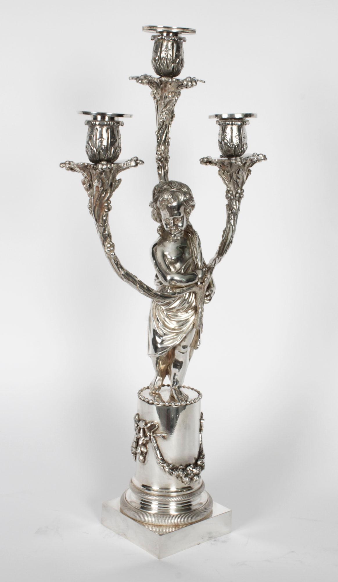 Coppia antica di candelabri a tre luci con figure di cherubini placcati in argento del XIX secolo in vendita 8
