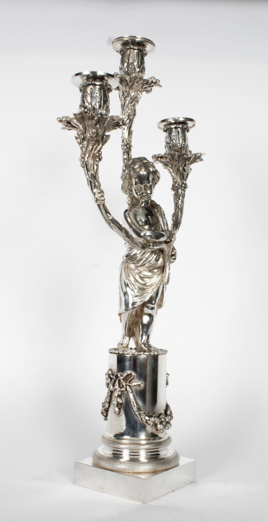 Coppia antica di candelabri a tre luci con figure di cherubini placcati in argento del XIX secolo in vendita 9