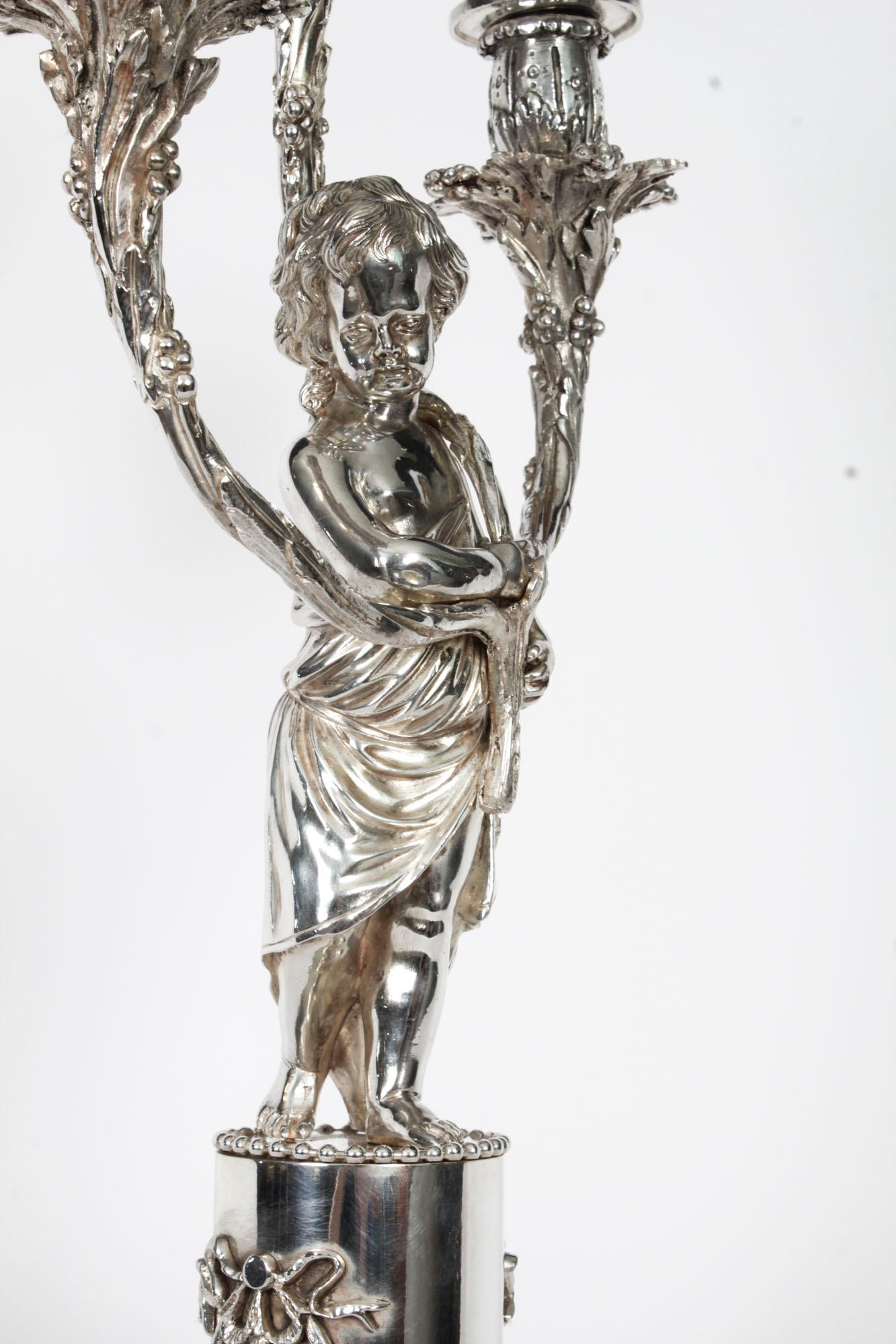 Coppia antica di candelabri a tre luci con figure di cherubini placcati in argento del XIX secolo in vendita 10