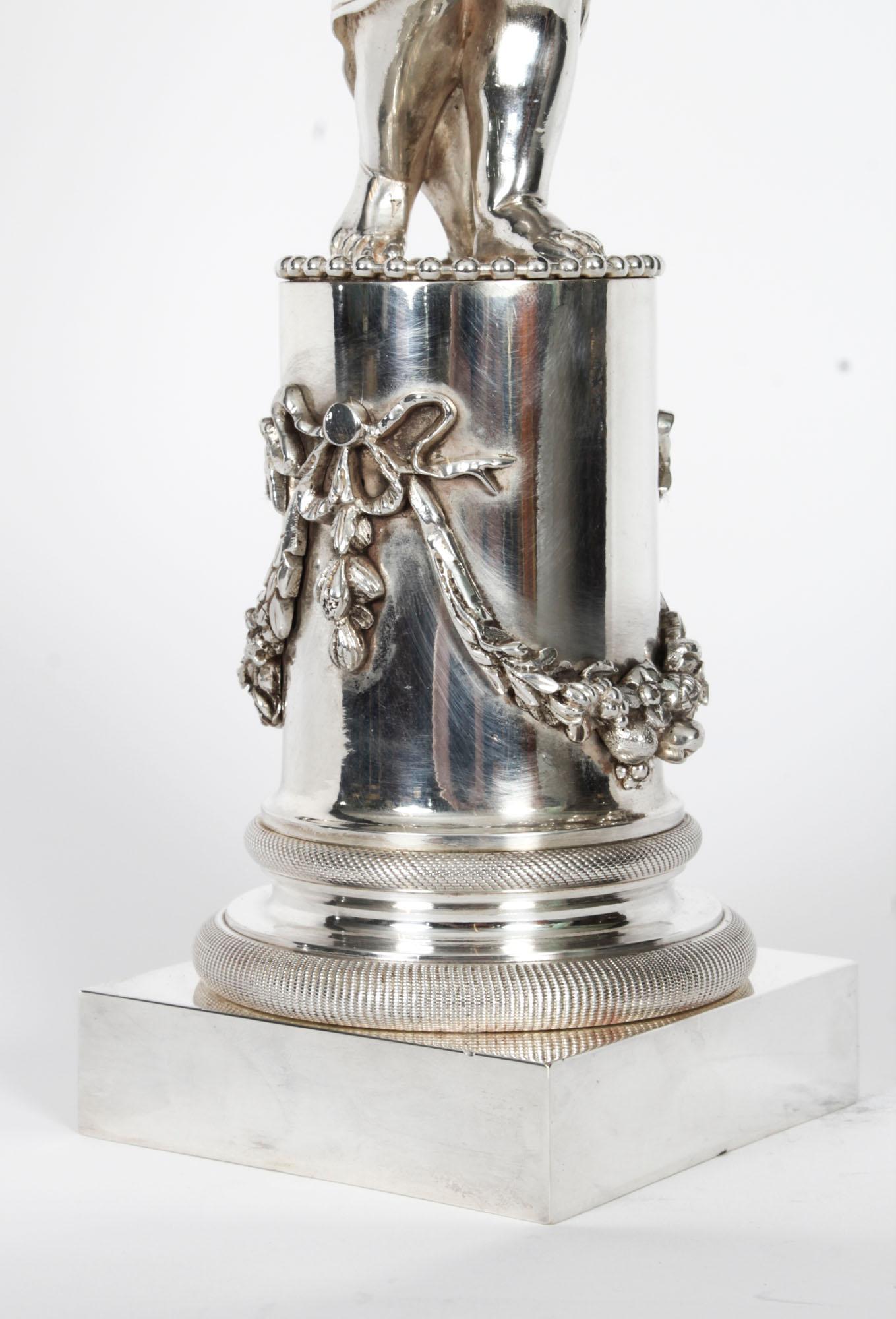 Coppia antica di candelabri a tre luci con figure di cherubini placcati in argento del XIX secolo in vendita 11