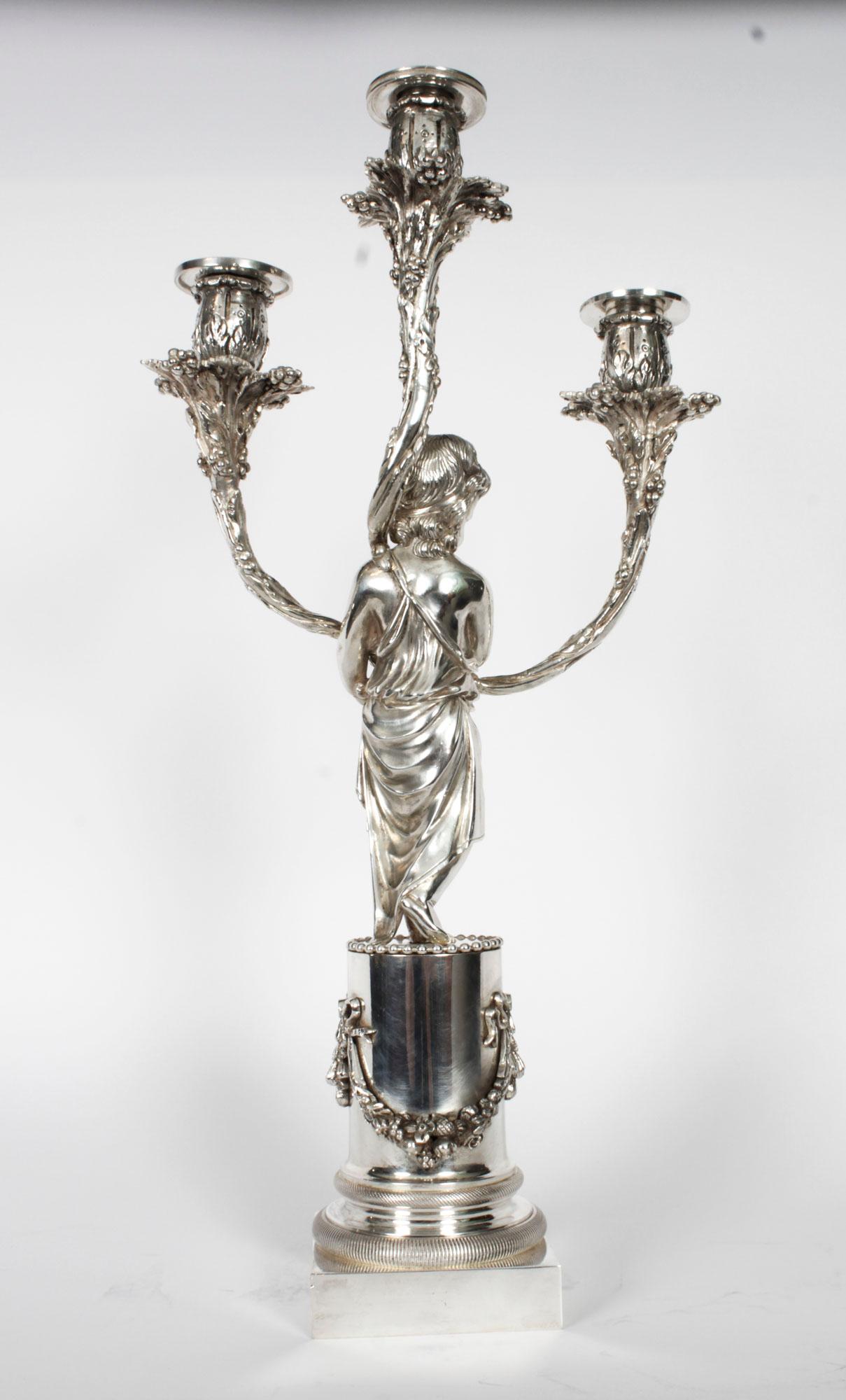 Coppia antica di candelabri a tre luci con figure di cherubini placcati in argento del XIX secolo in vendita 12