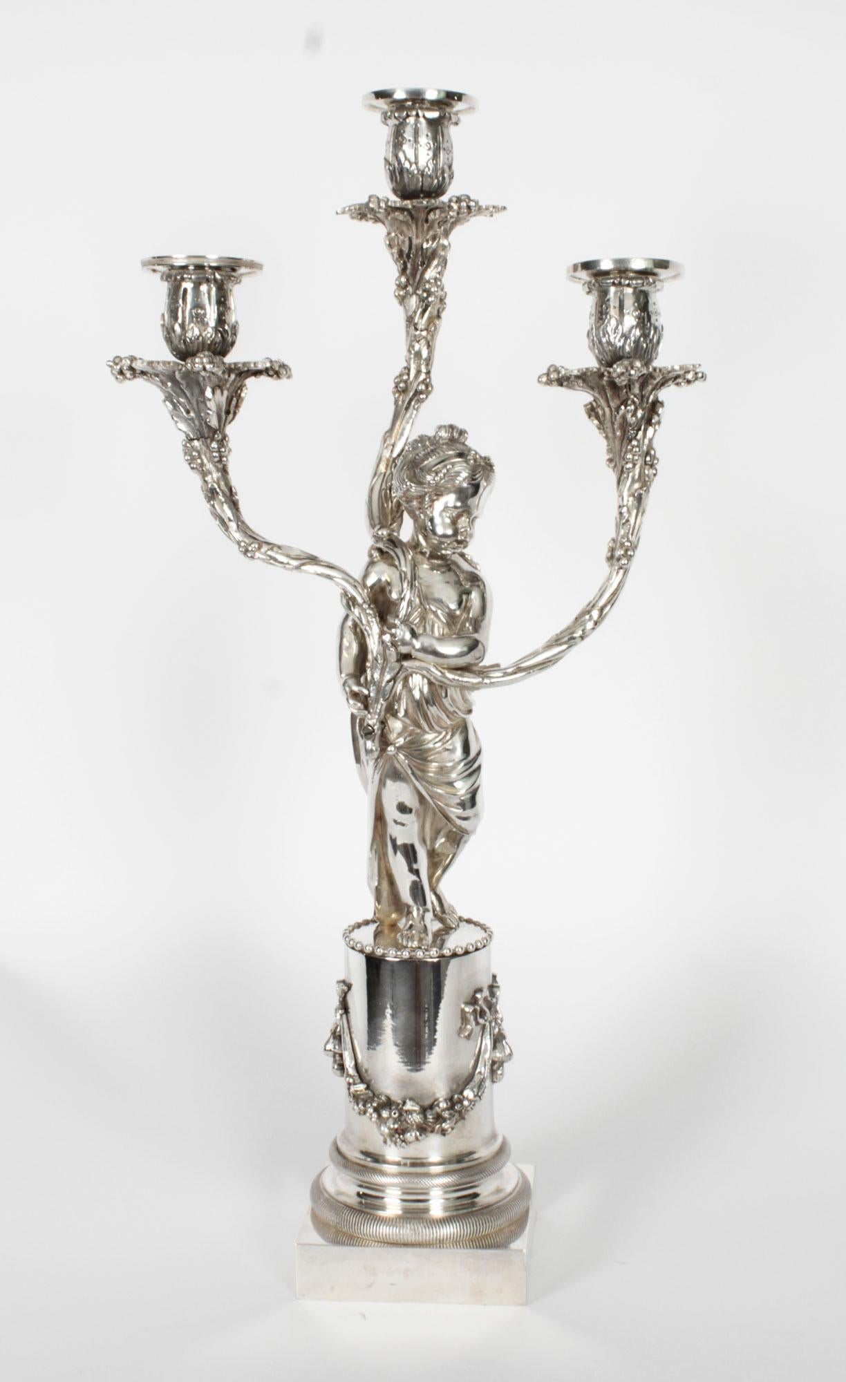 Si tratta di un'elegante coppia di antichi candelabri da tavolo inglesi placcati in argento a tre luci, alla maniera di Elkington, datati circa 1880.
 
I candelabri sono dotati di appliques staccabili e presentano splendide decorazioni foliate sui