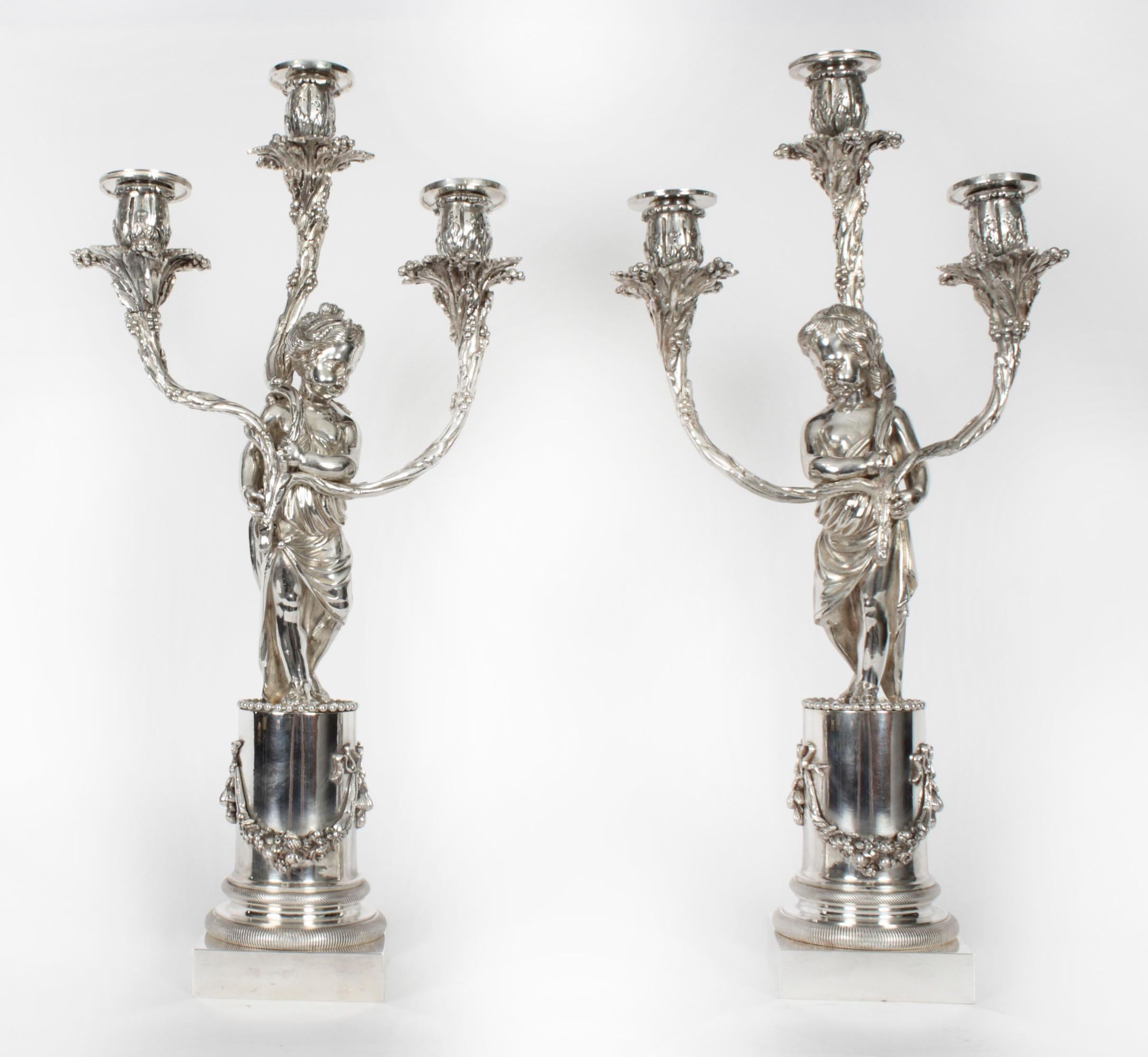Coppia antica di candelabri a tre luci con figure di cherubini placcati in argento del XIX secolo in vendita 14