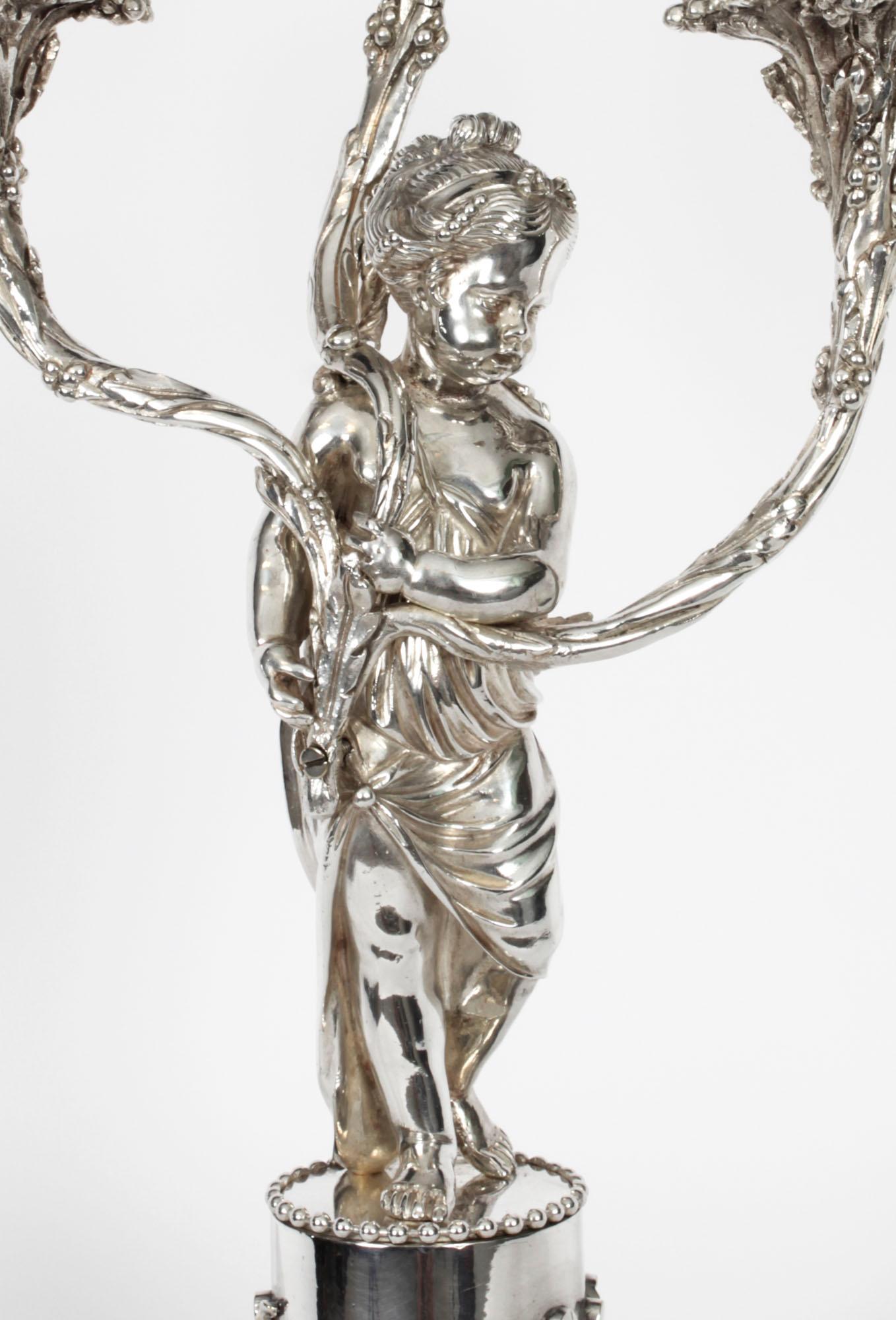 Inglese Coppia antica di candelabri a tre luci con figure di cherubini placcati in argento del XIX secolo in vendita
