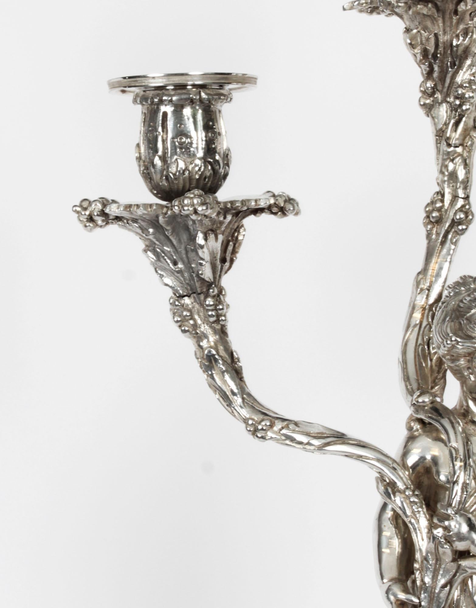 Coppia antica di candelabri a tre luci con figure di cherubini placcati in argento del XIX secolo In condizioni buone in vendita a London, GB