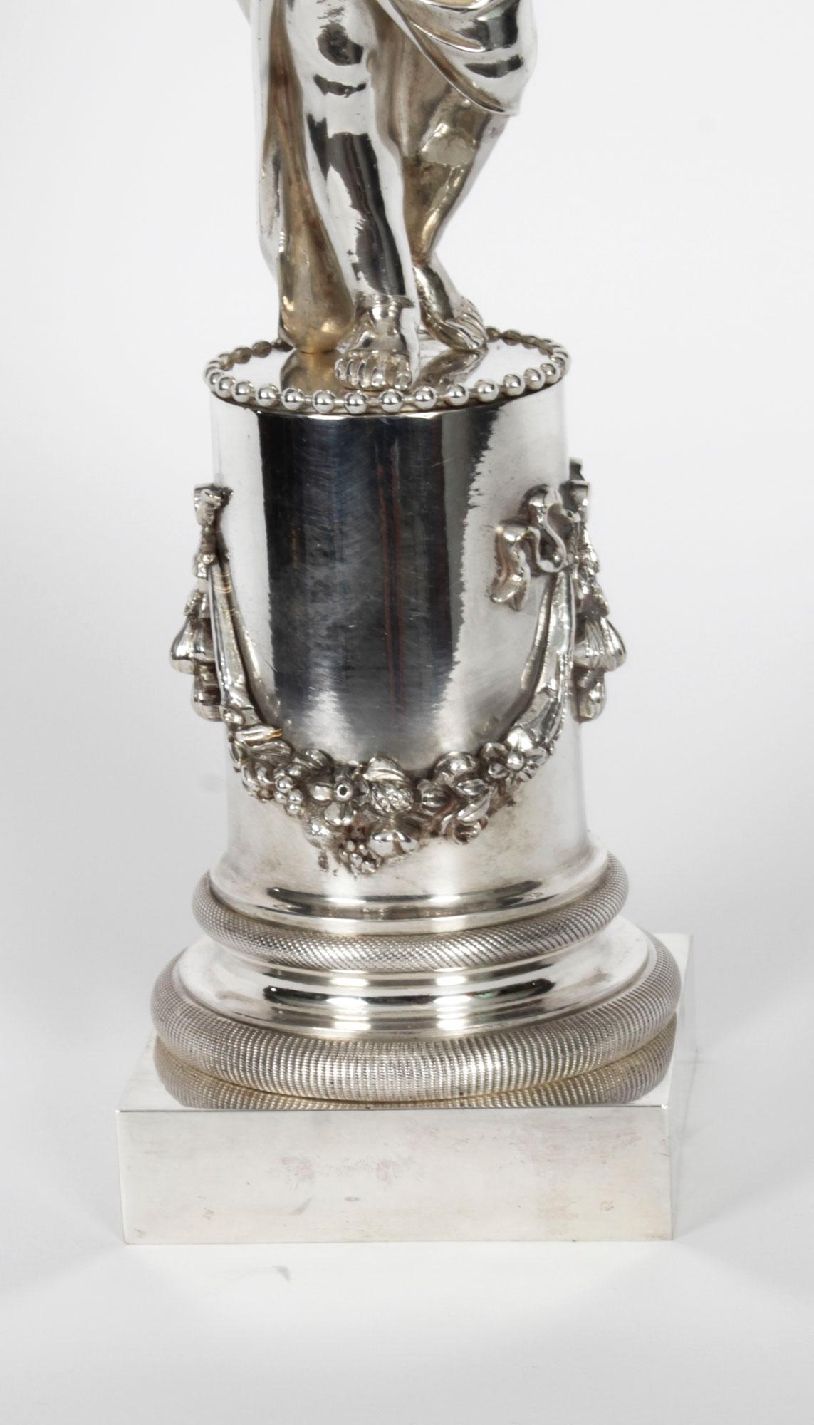 Fine XIX secolo Coppia antica di candelabri a tre luci con figure di cherubini placcati in argento del XIX secolo in vendita
