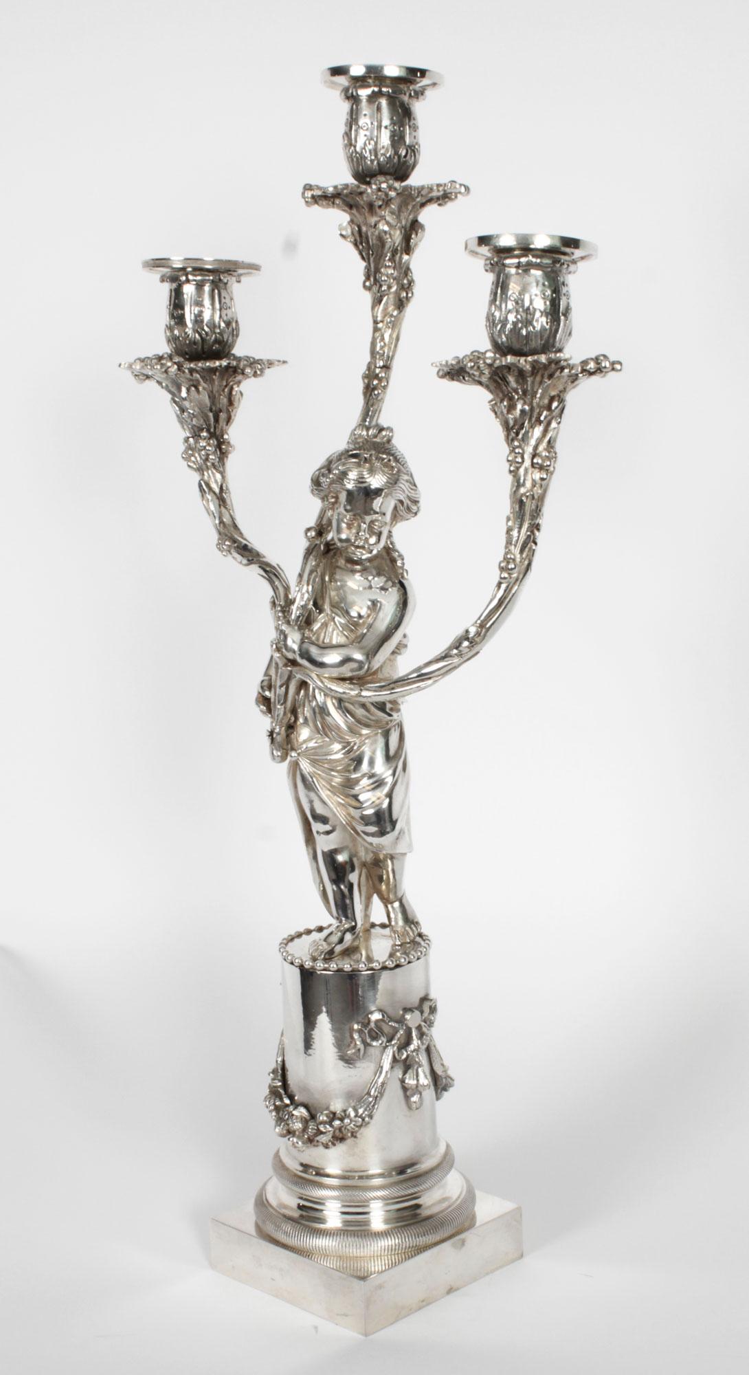 Argento Coppia antica di candelabri a tre luci con figure di cherubini placcati in argento del XIX secolo in vendita