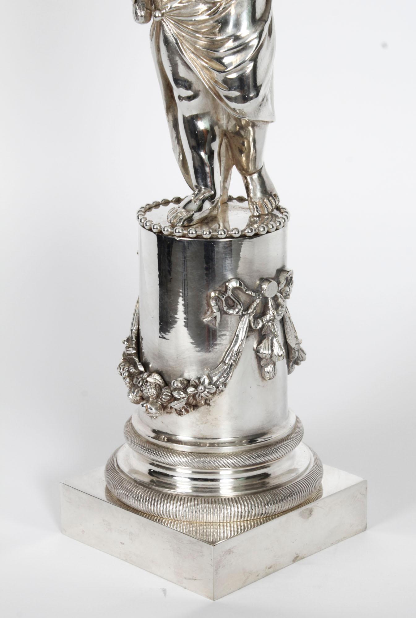 Coppia antica di candelabri a tre luci con figure di cherubini placcati in argento del XIX secolo in vendita 1