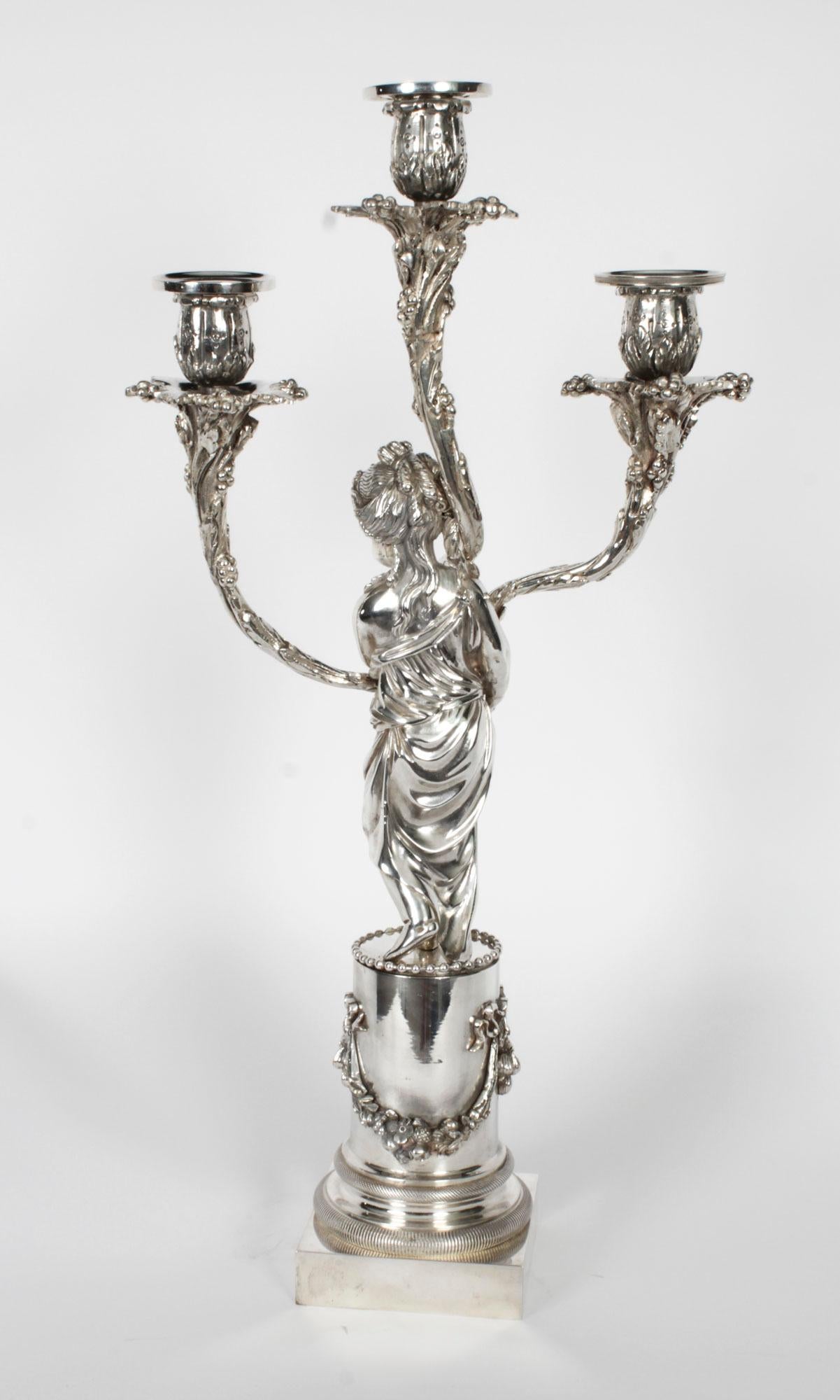 Coppia antica di candelabri a tre luci con figure di cherubini placcati in argento del XIX secolo in vendita 3