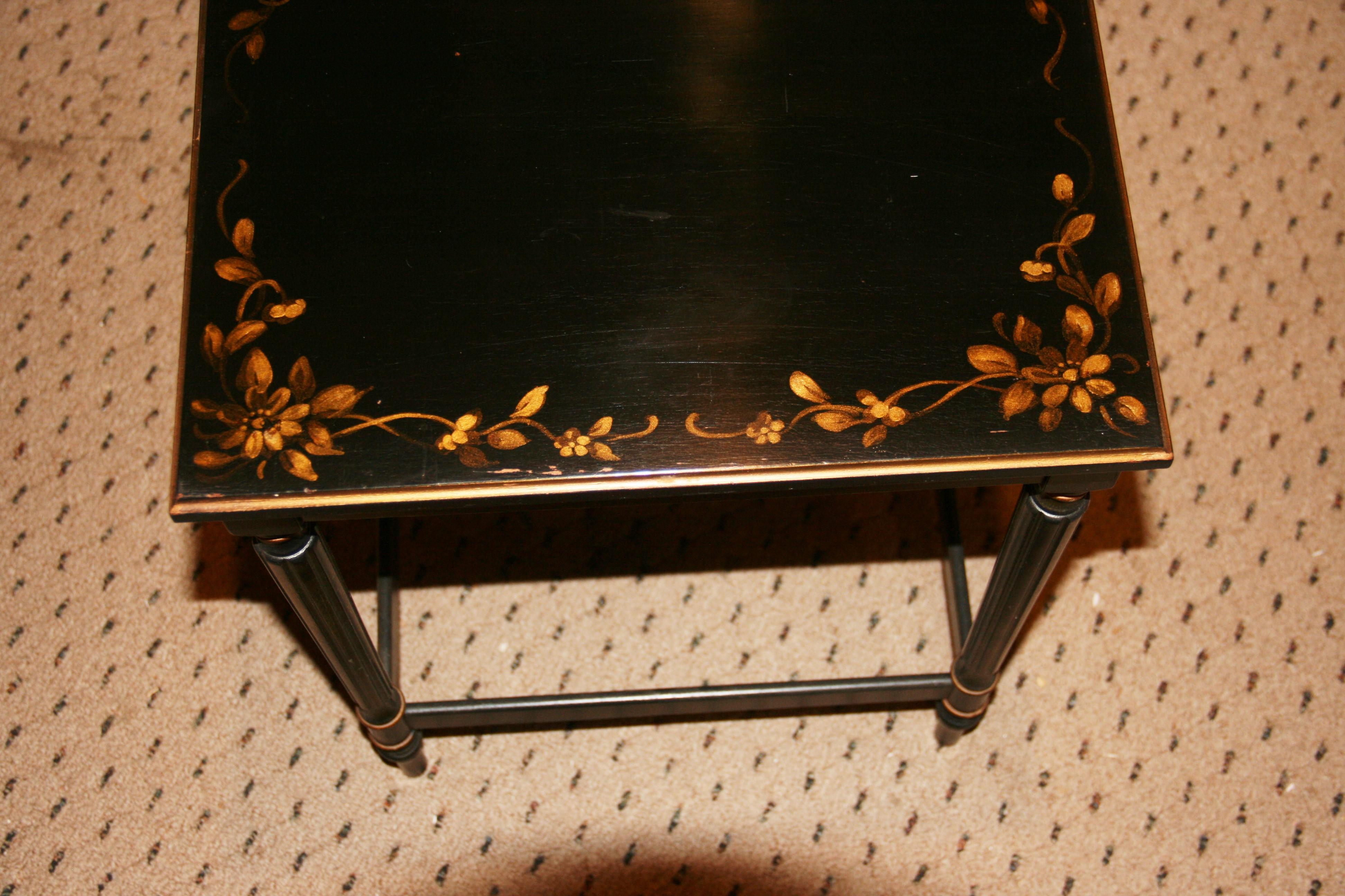 Paire de tables d'appoint empilables avec pieds cannelés et détails floraux dorés 1940 en vente 5