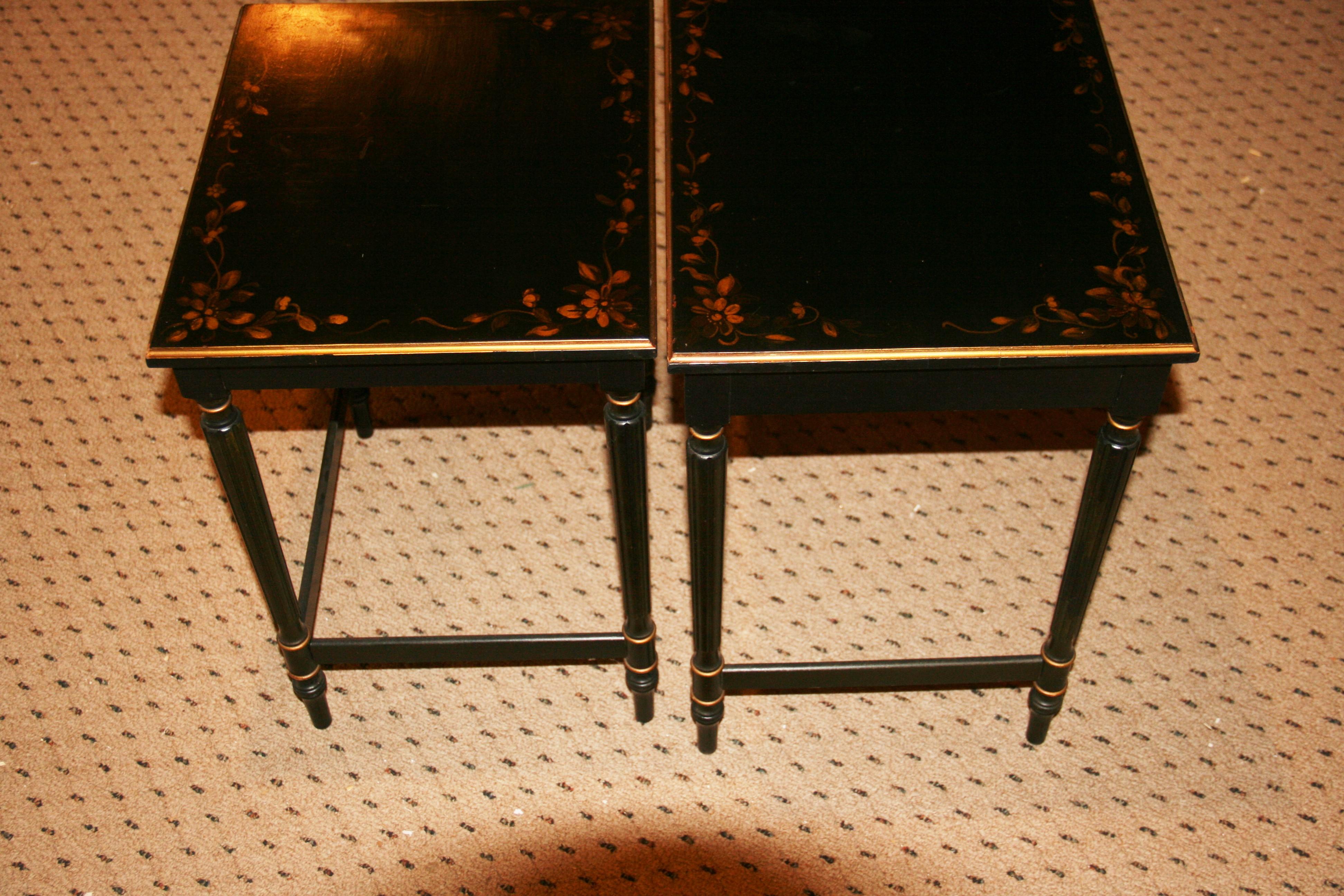 Paire de tables d'appoint empilables avec pieds cannelés et détails floraux dorés 1940 en vente 6