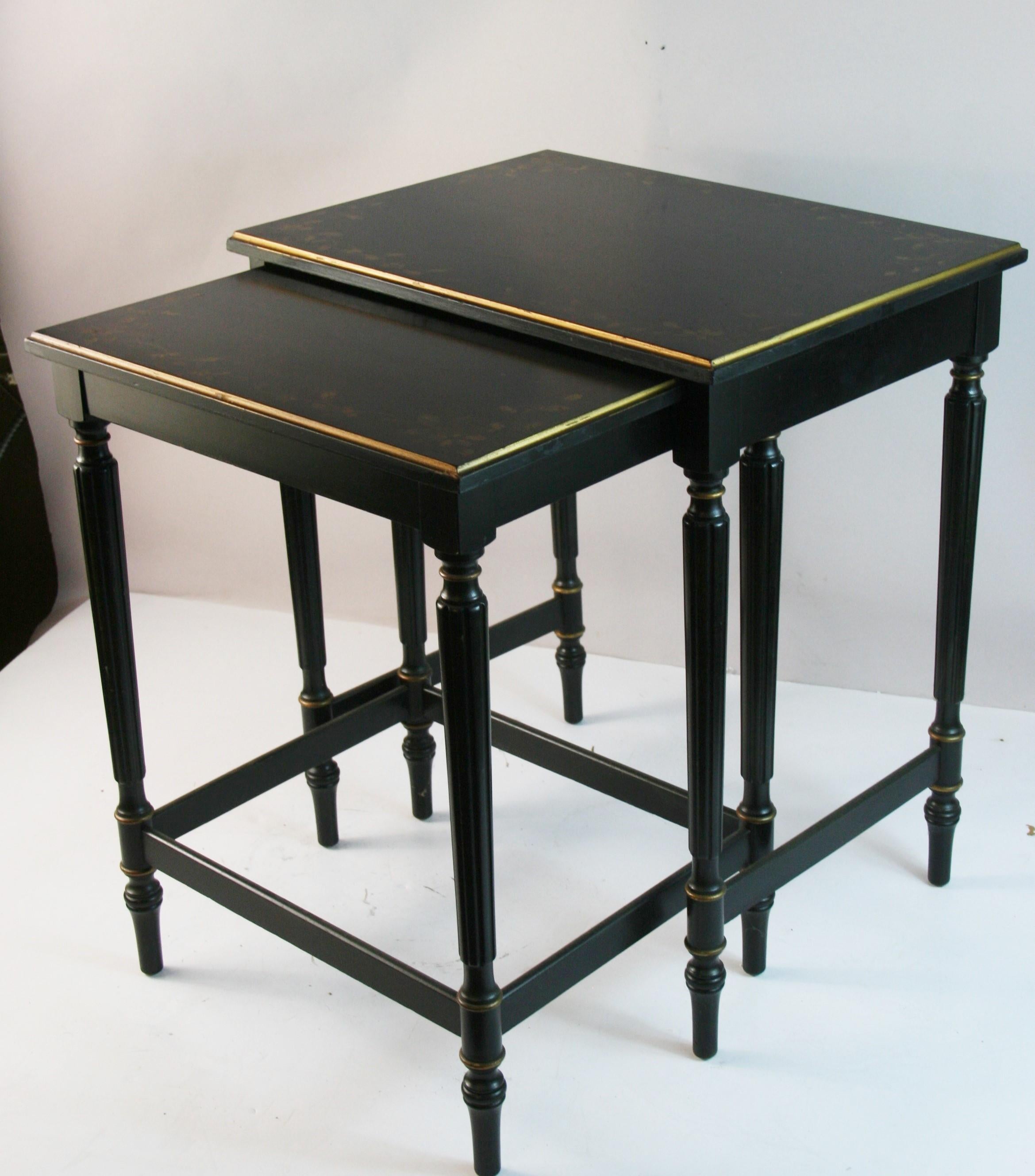 1797 Paire de tables d'appoint superposées, avec cannelures et détails floraux dorés peints à la main