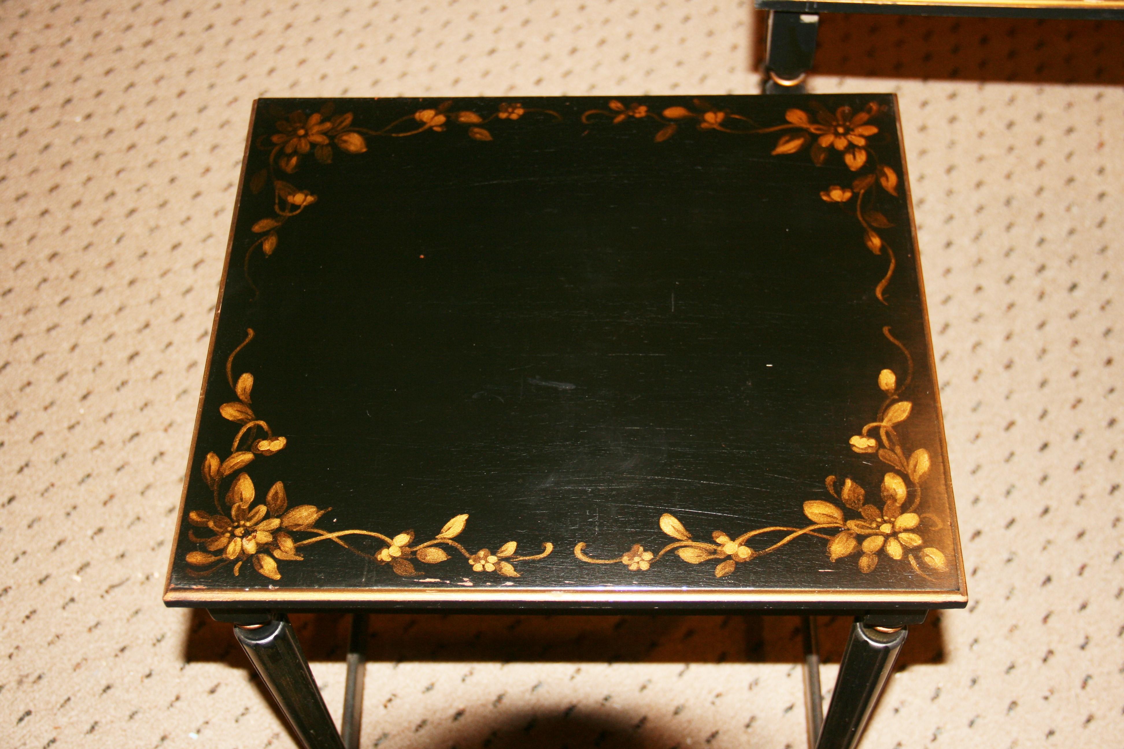 Paire de tables d'appoint empilables avec pieds cannelés et détails floraux dorés 1940 Bon état - En vente à Douglas Manor, NY