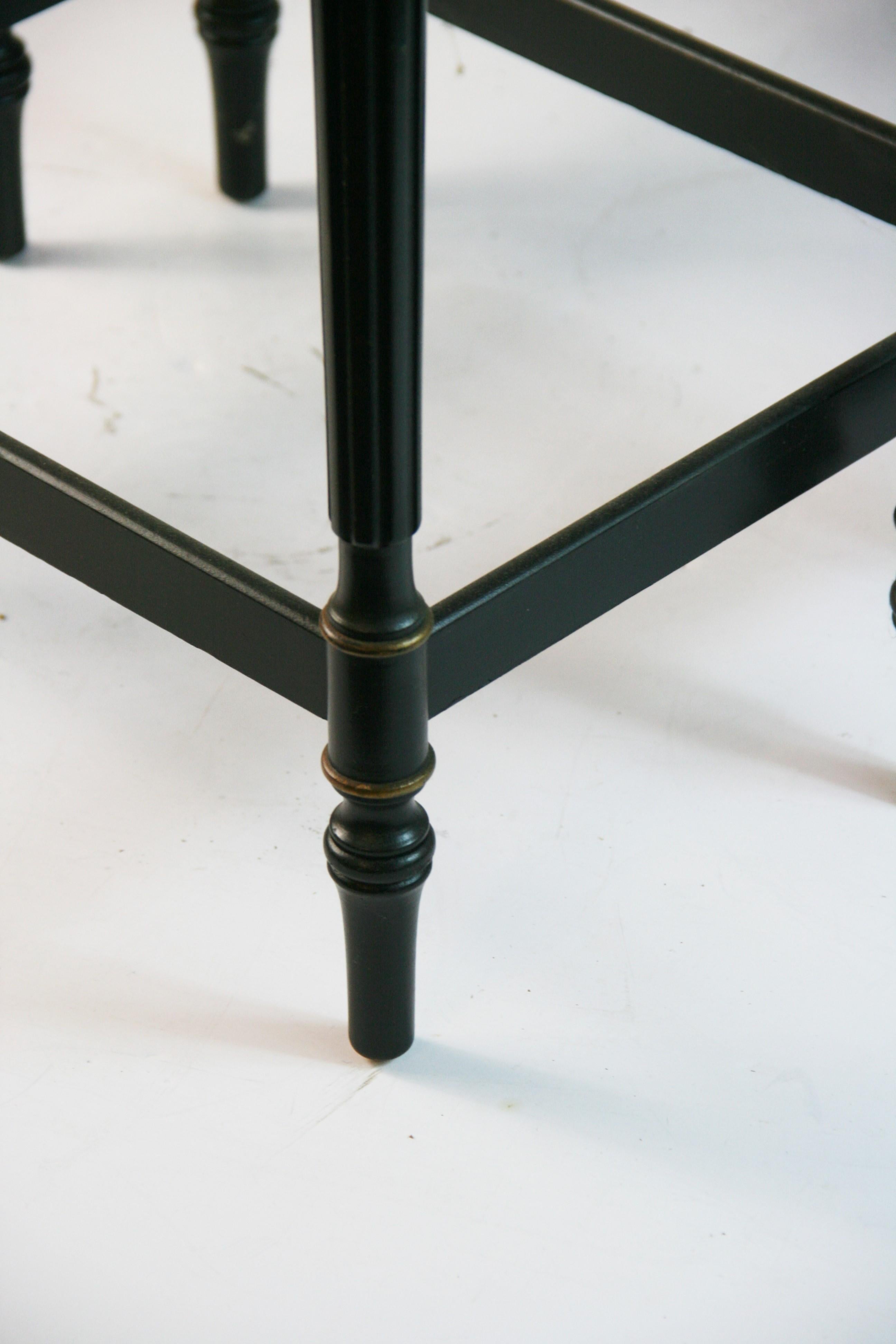 Bois de feuillus Paire de tables d'appoint empilables avec pieds cannelés et détails floraux dorés 1940 en vente