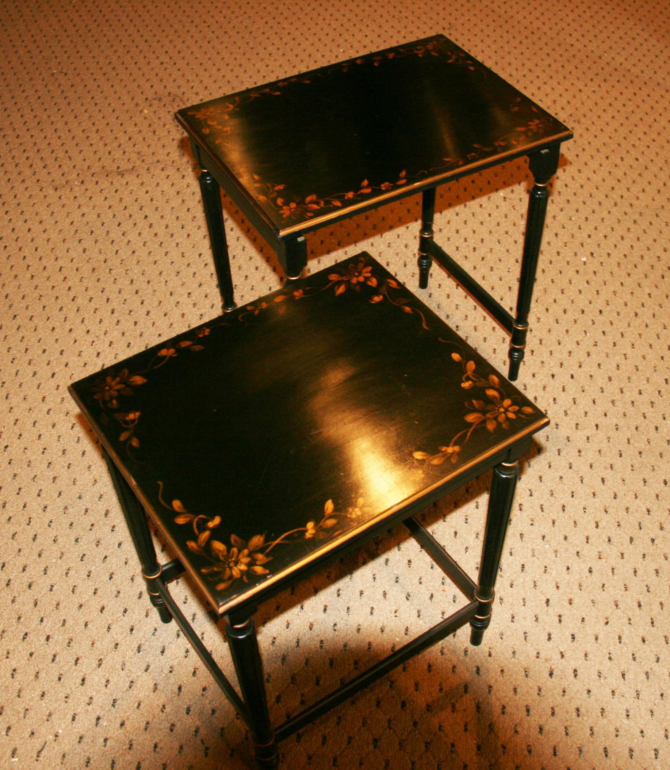 Paire de tables d'appoint empilables avec pieds cannelés et détails floraux dorés 1940 en vente 1